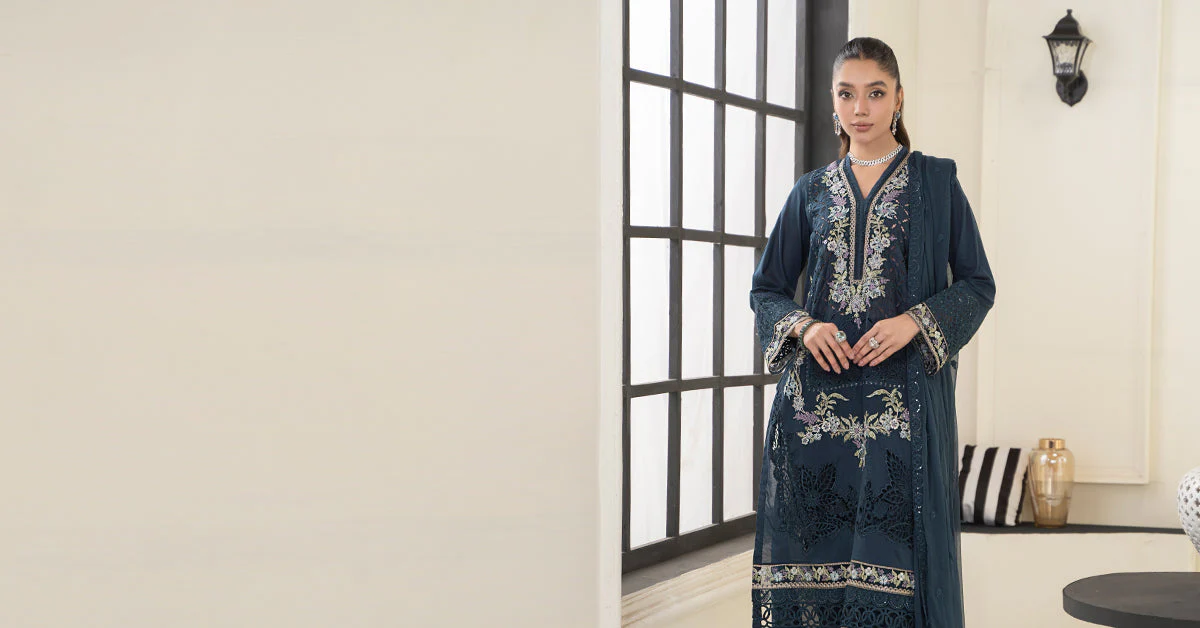 3 Piece Embroidered Lawn Suit - Image 8