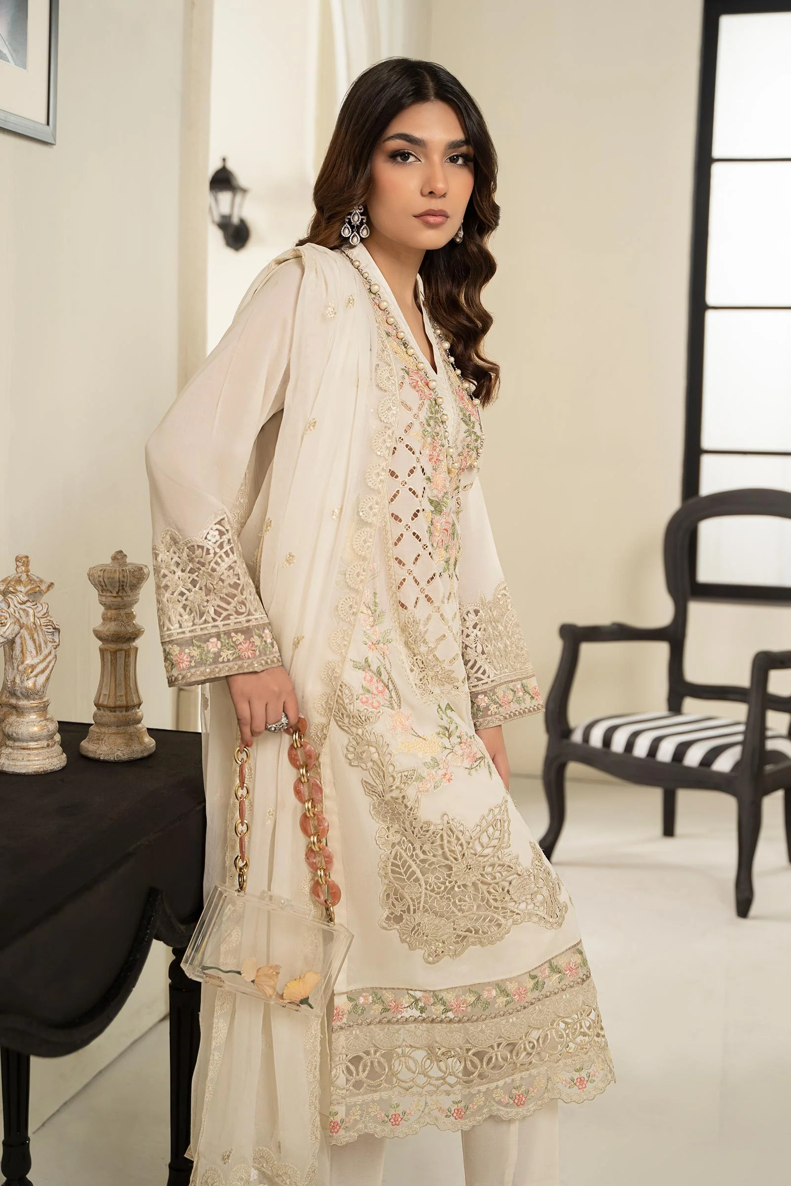 3 Piece Embroidered Lawn Suit - Image 5