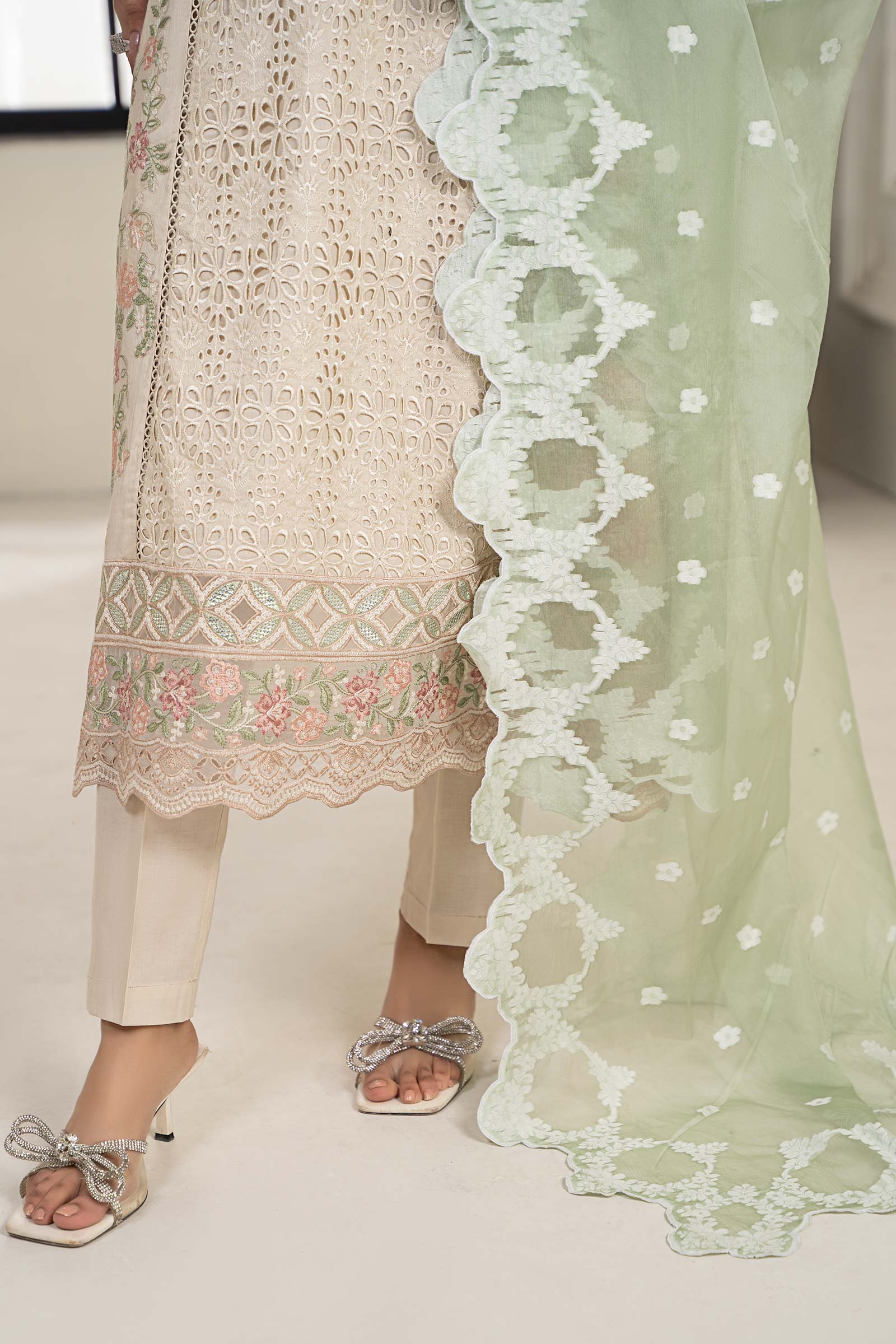 3 Piece Embroidered Lawn Suit - Image 3
