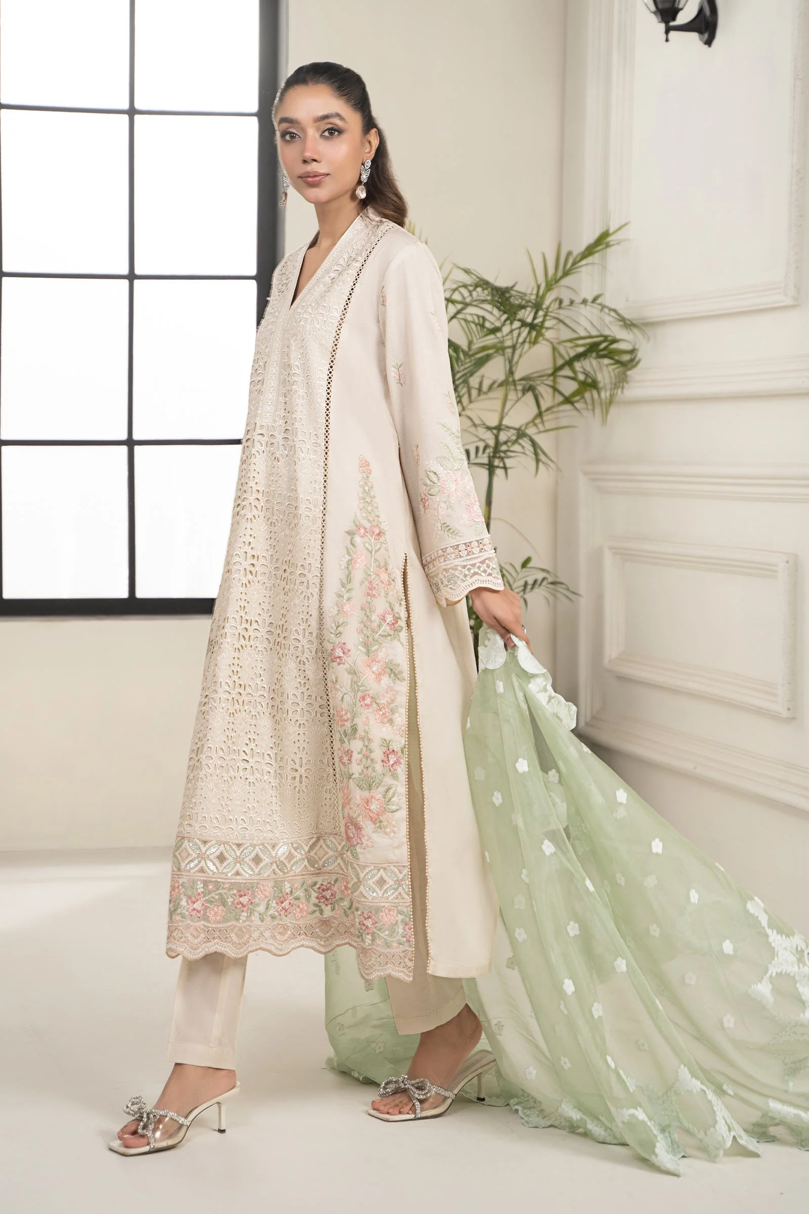 3 Piece Embroidered Lawn Suit - Image 4