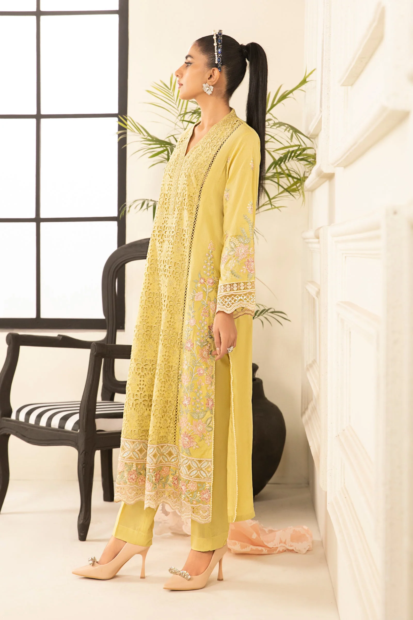 3 Piece Embroidered Lawn Suit - Image 4