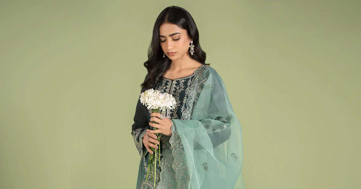 3 Piece Embroidered Lawn Suit - Image 8