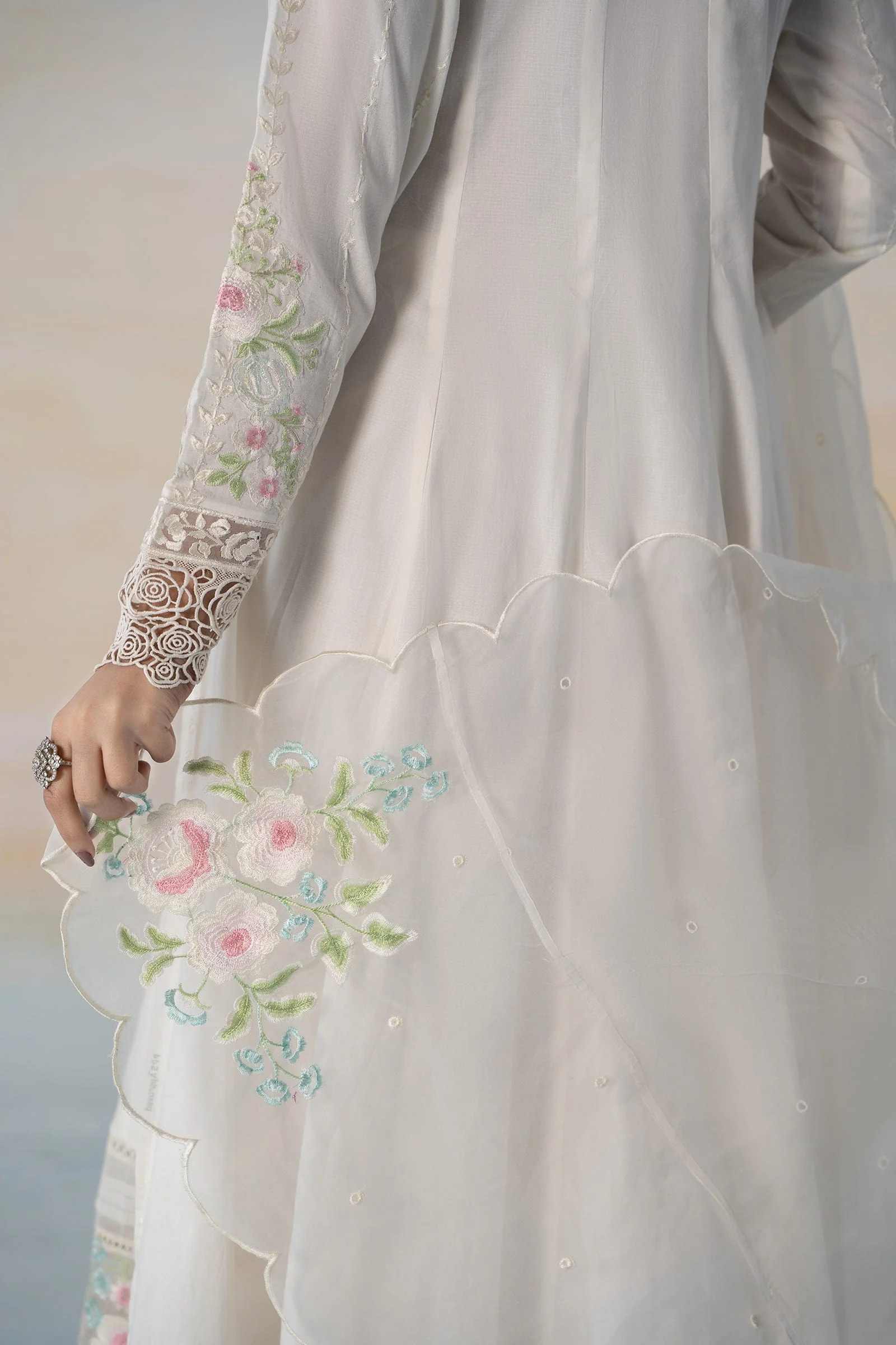 3 Piece Embroidered Lawn Suit - Image 4