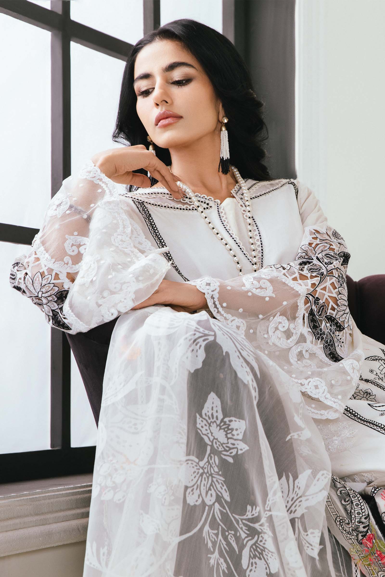 3 Piece Embroidered Lawn Suit - Image 4