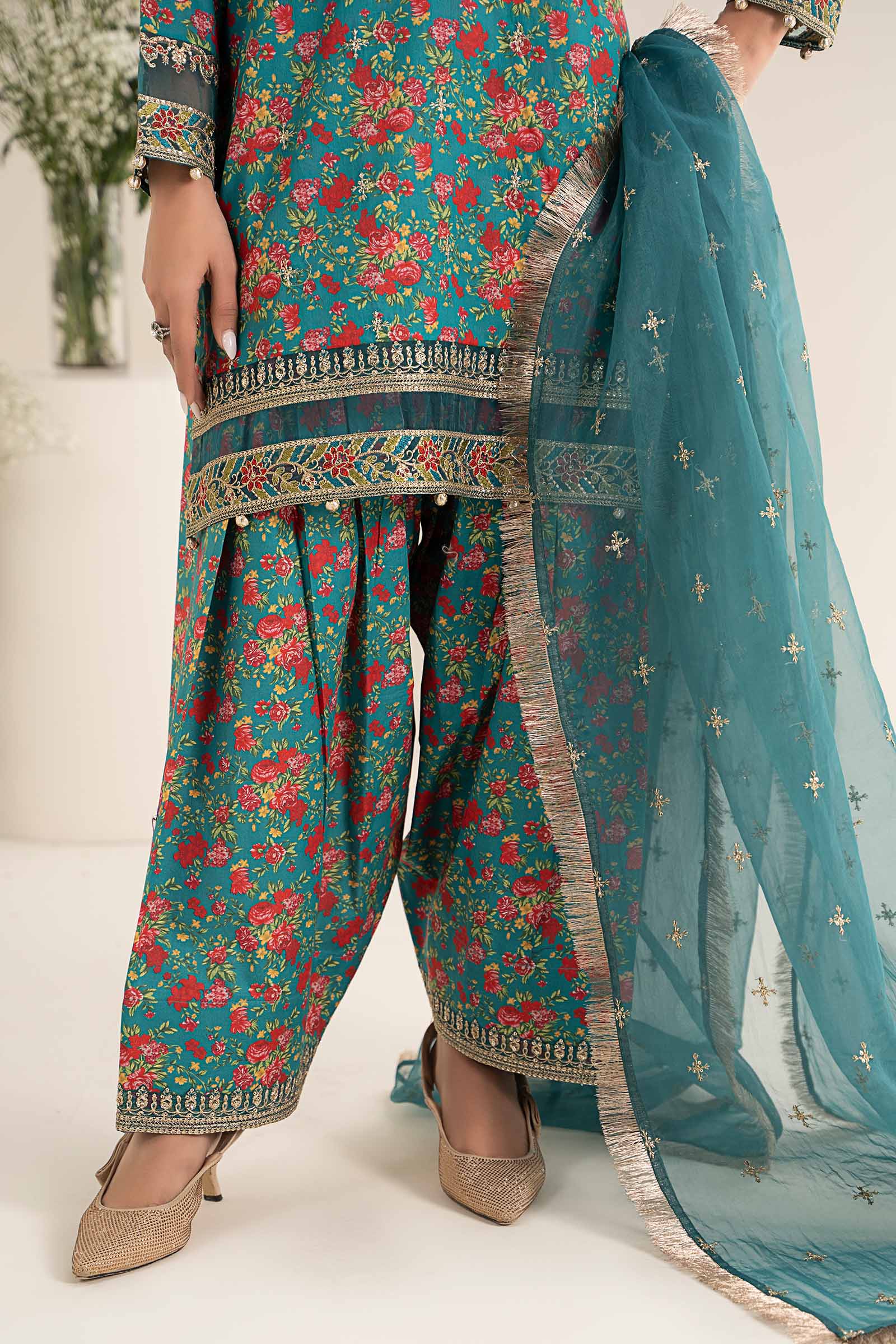 3 Piece Embroidered Lawn Suit - Image 4