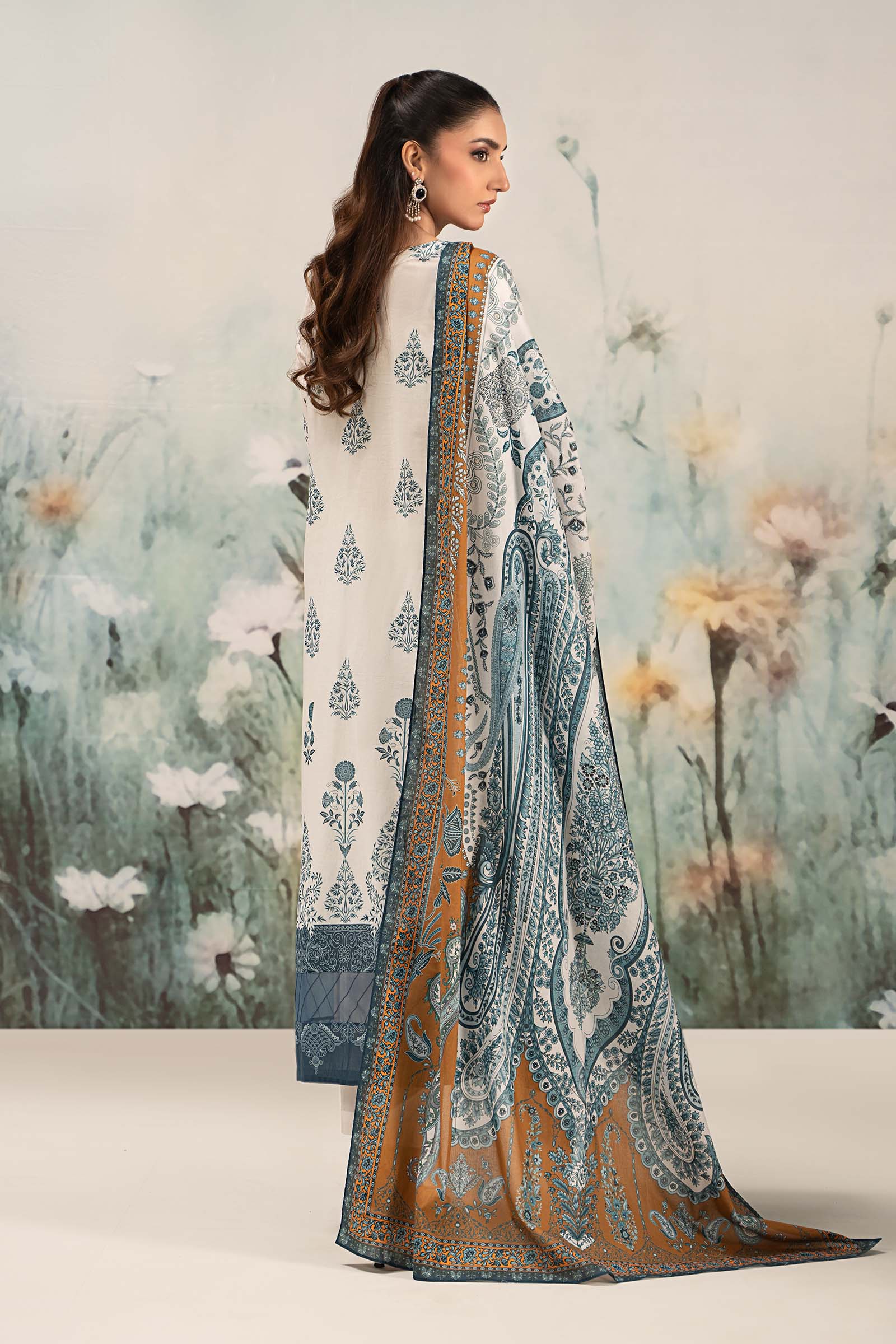3 Piece Embroidered Lawn Suit - Image 8