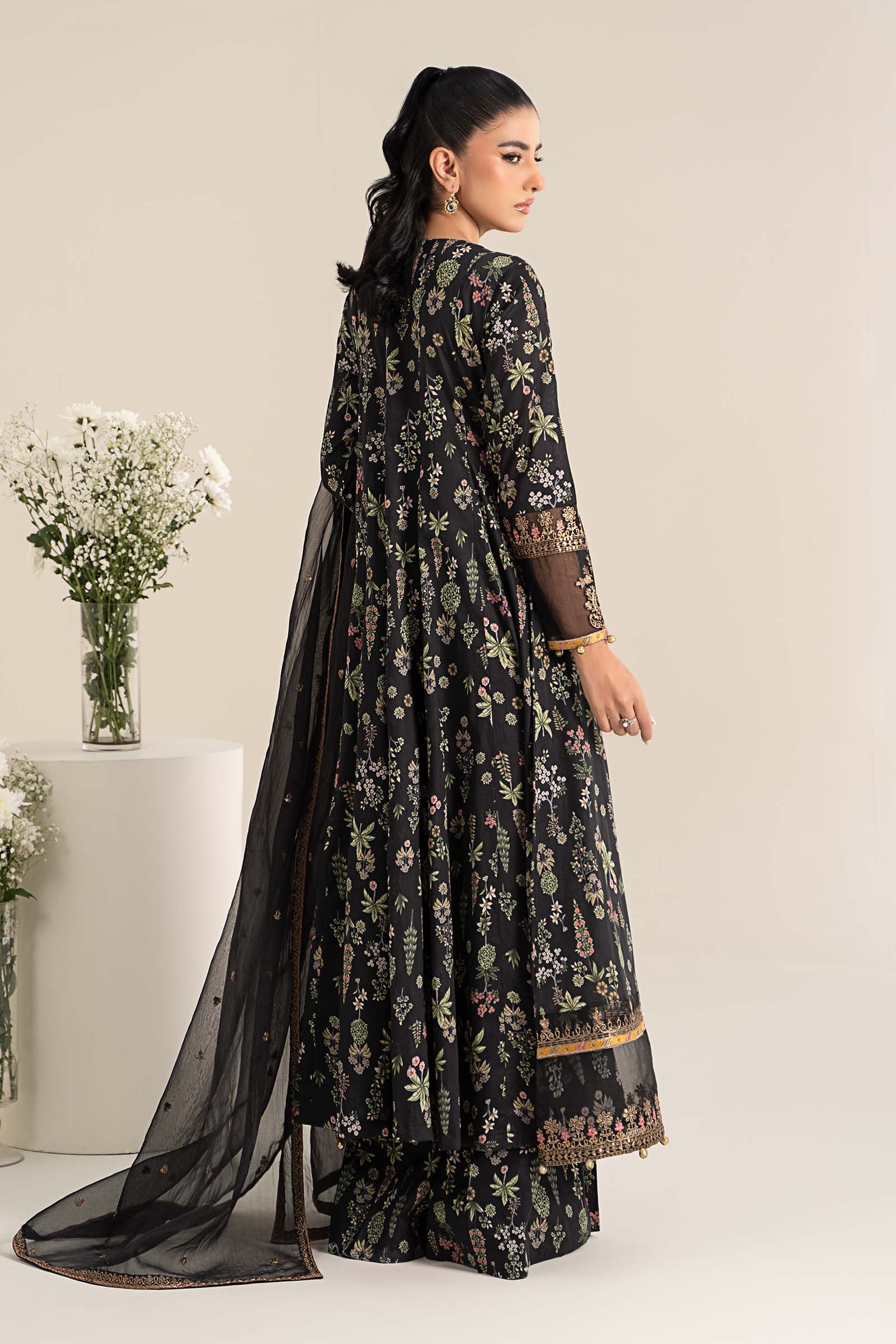 3 Piece Embroidered Lawn Suit - Image 8