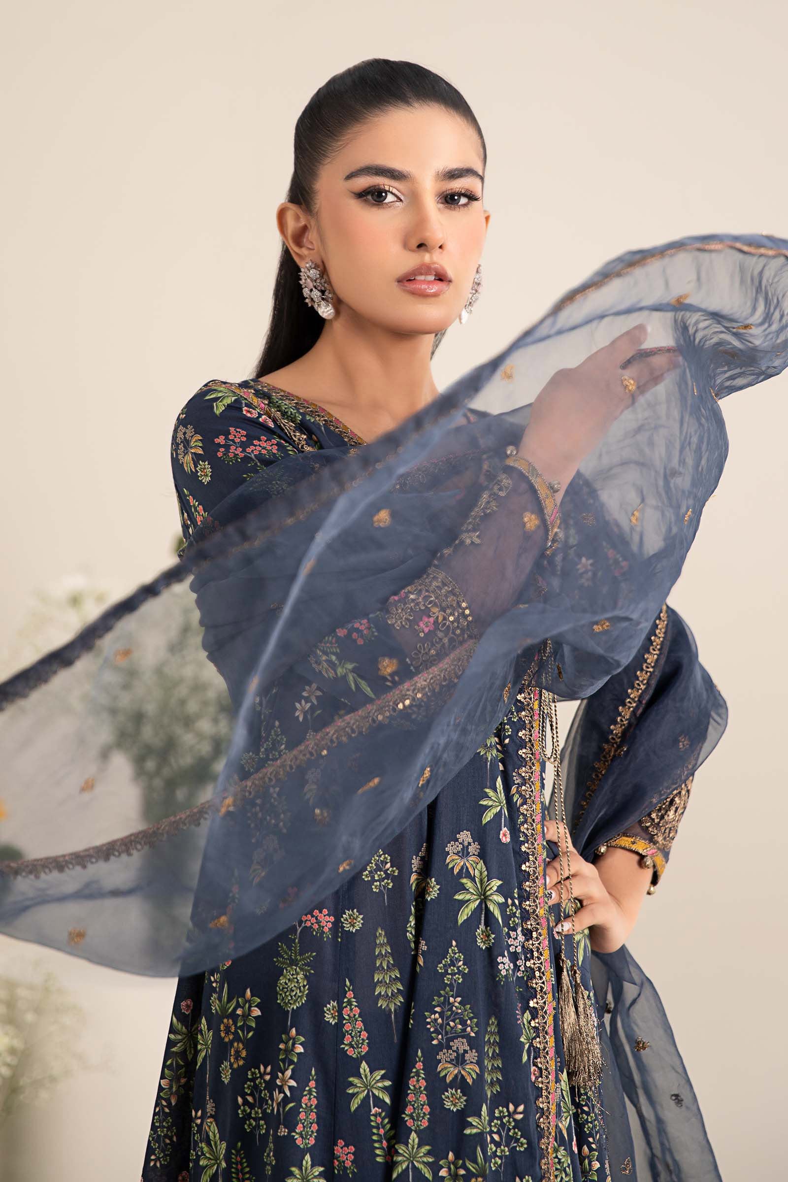 3 Piece Embroidered Lawn Suit - Image 3