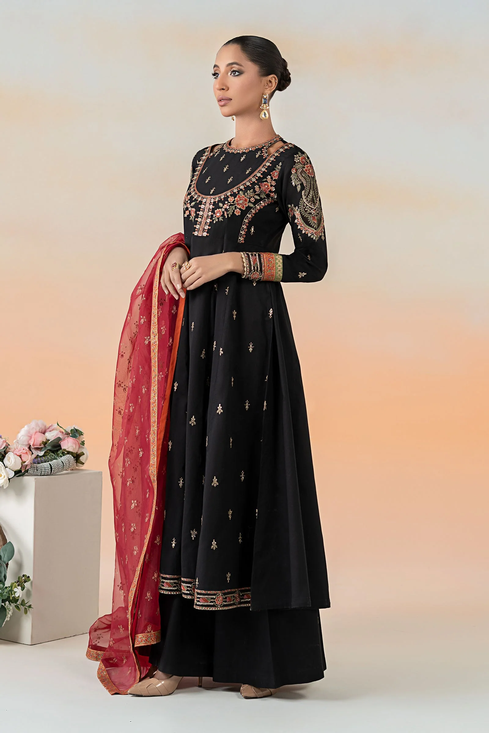 3 Piece Embroidered Lawn Suit - Image 4