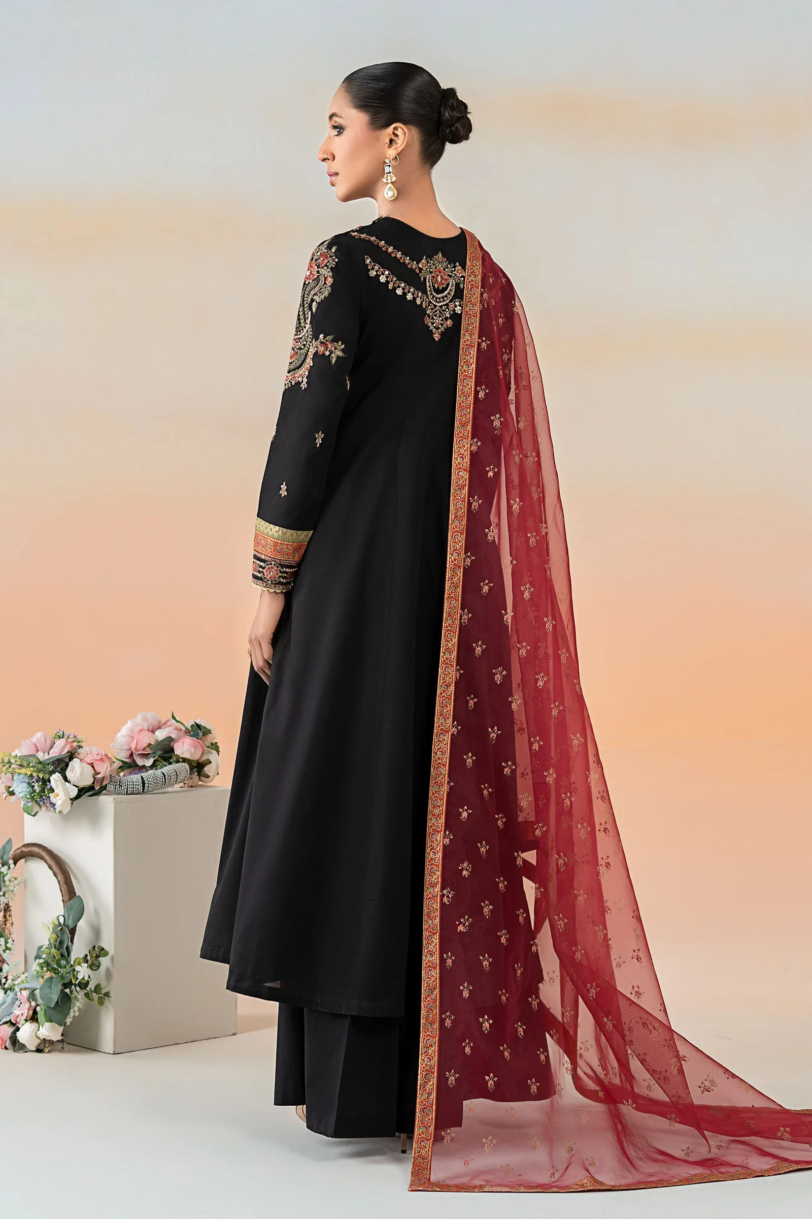 3 Piece Embroidered Lawn Suit - Image 7