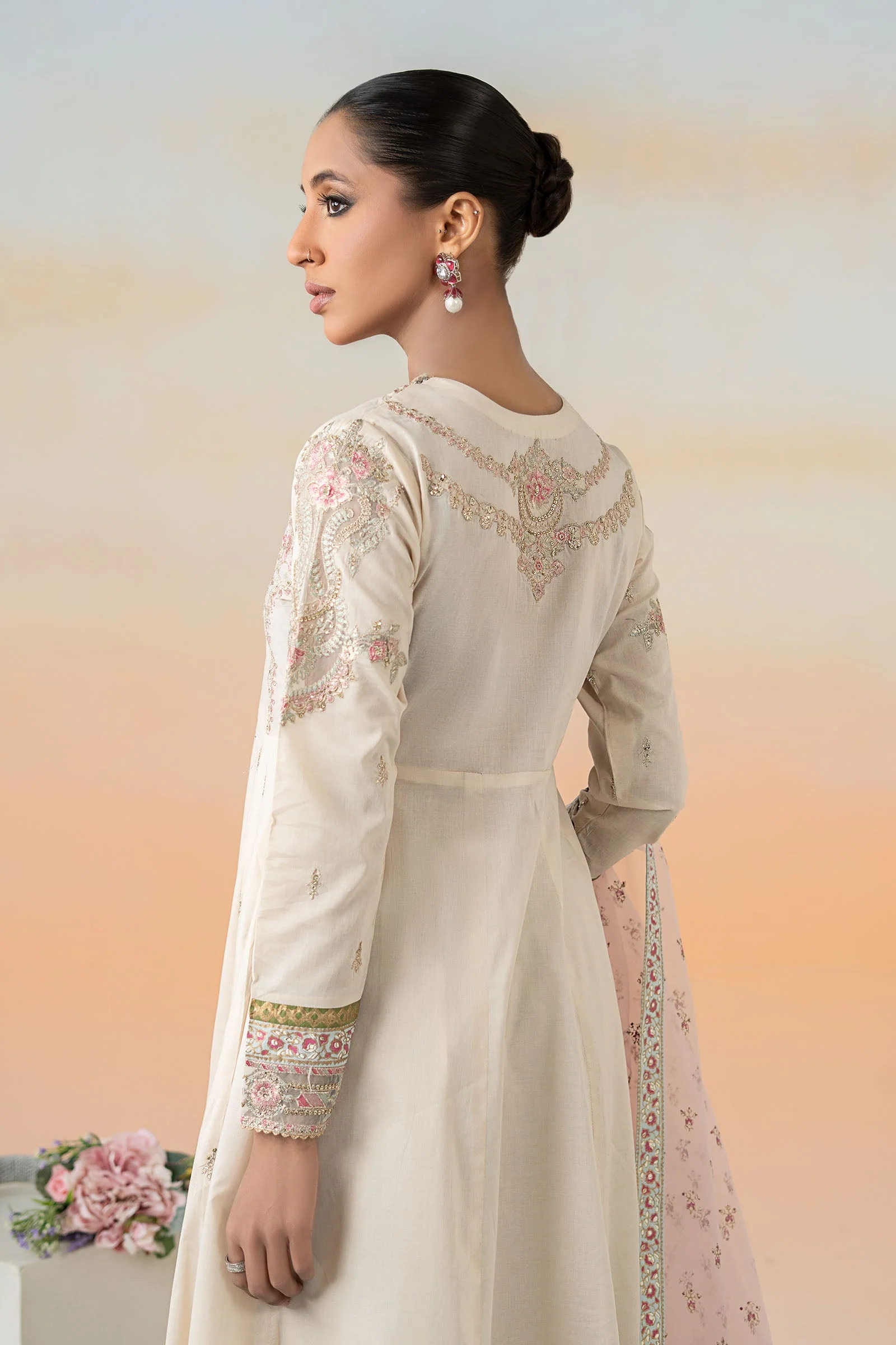 3 Piece Embroidered Lawn Suit - Image 5