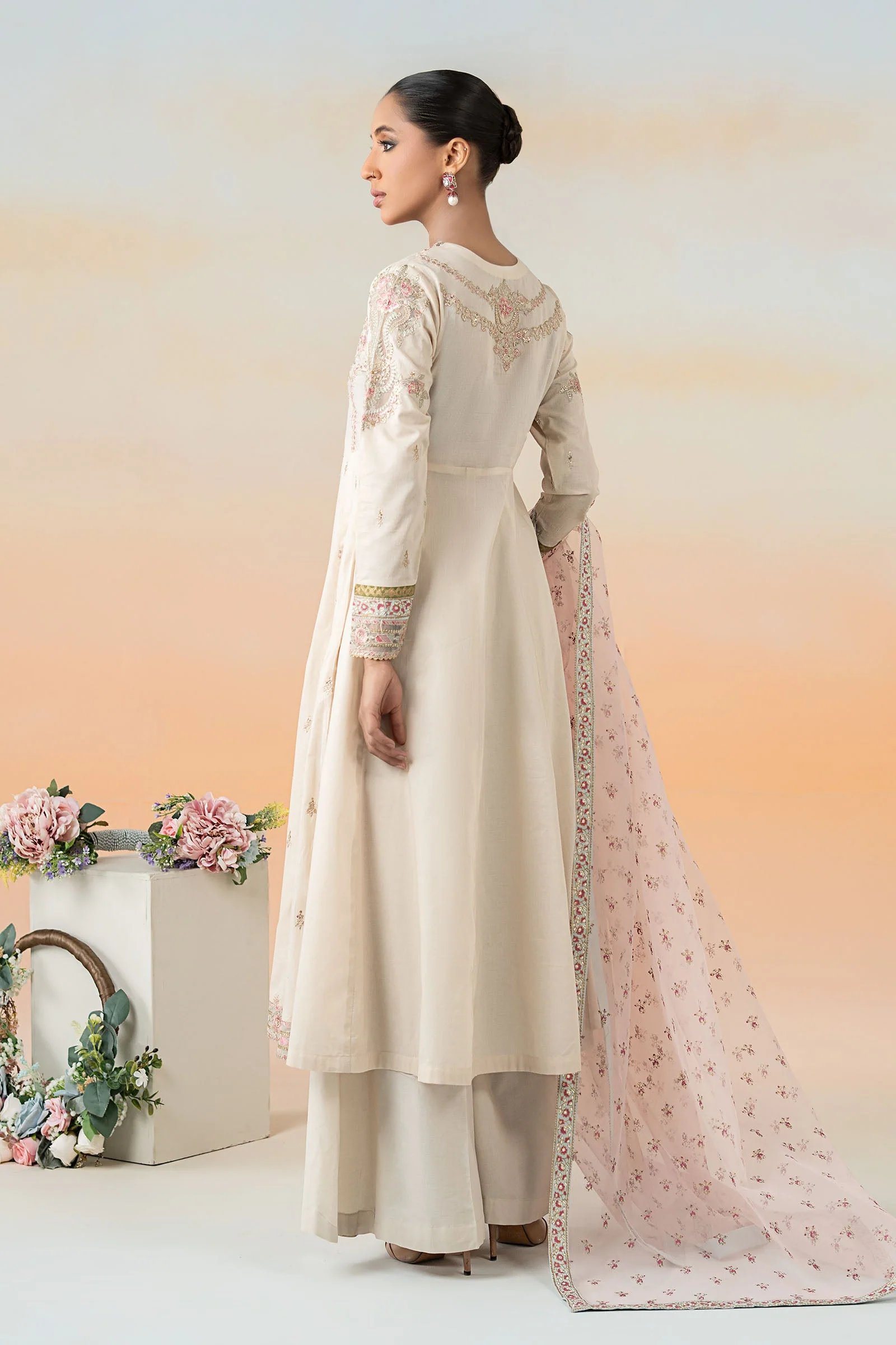 3 Piece Embroidered Lawn Suit - Image 6