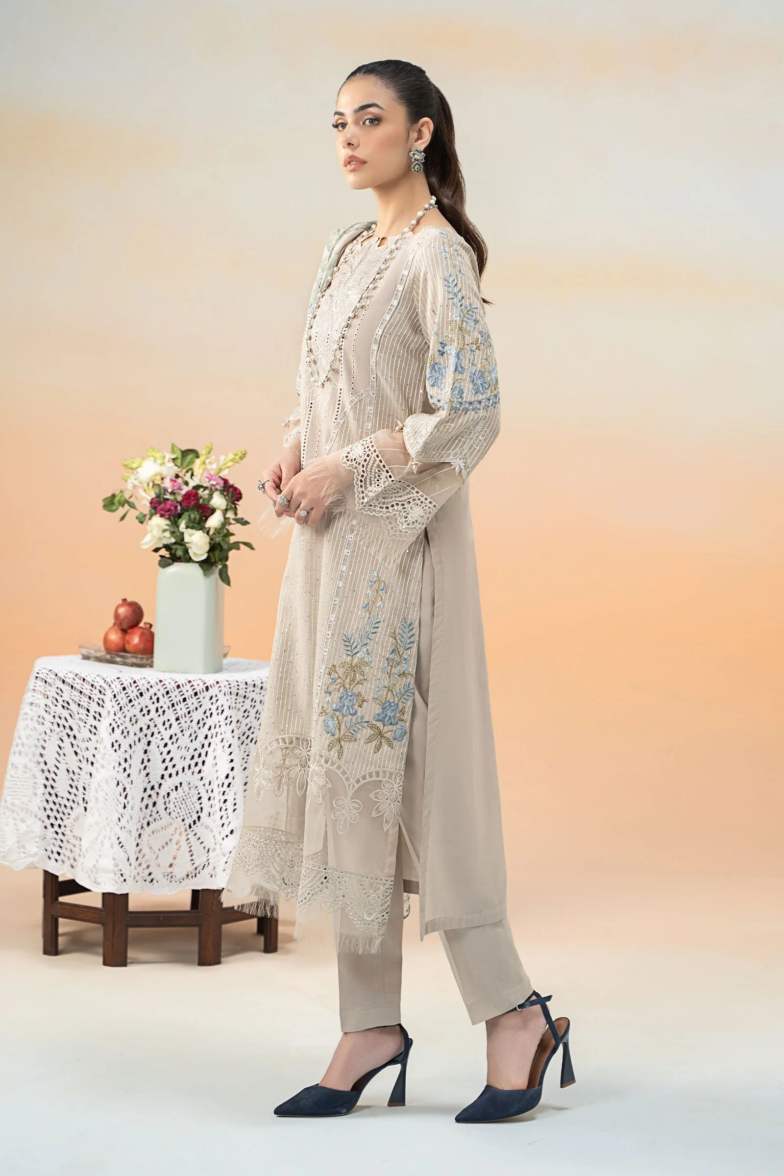 3 Piece Embroidered Lawn Suit - Image 4