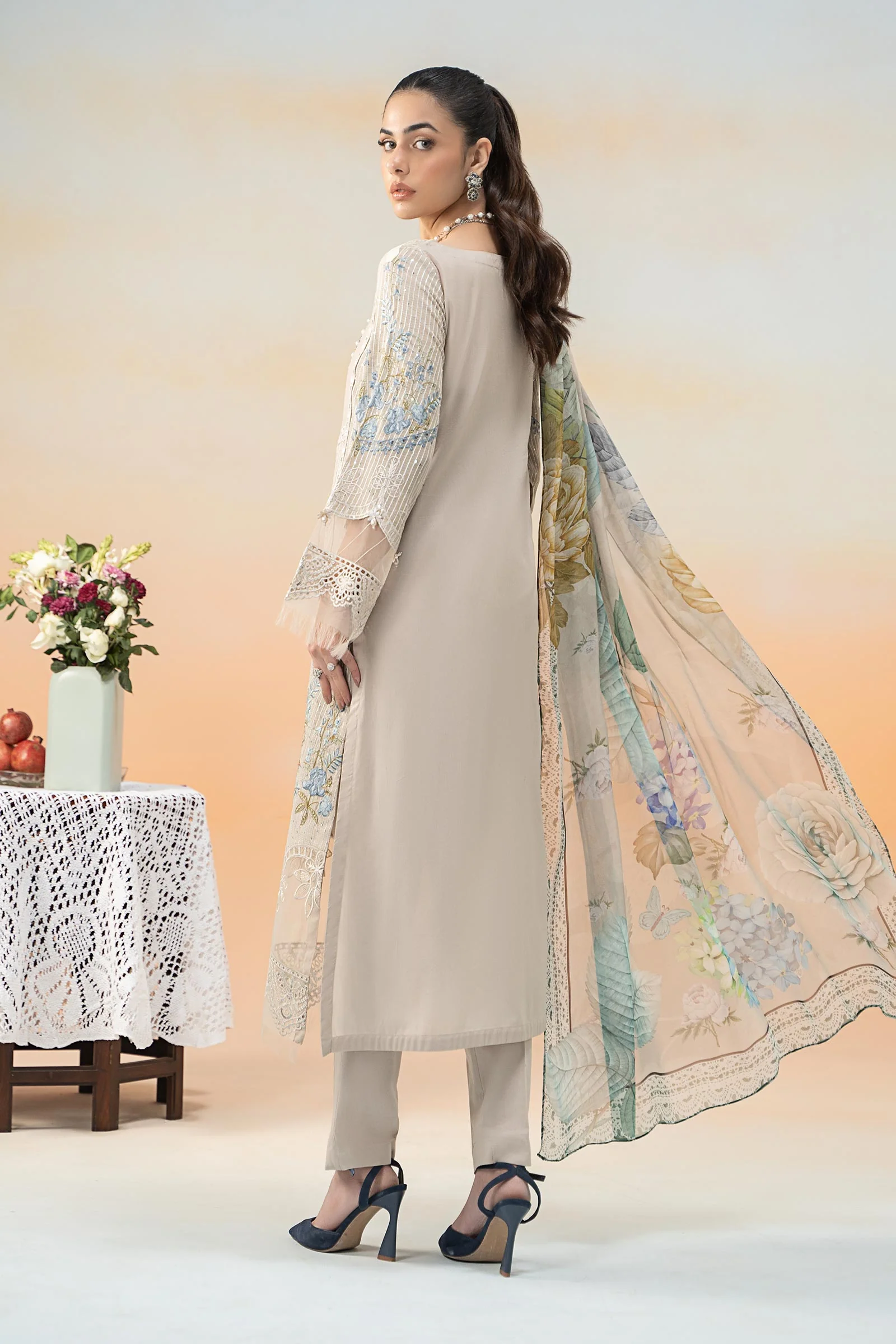 3 Piece Embroidered Lawn Suit - Image 7