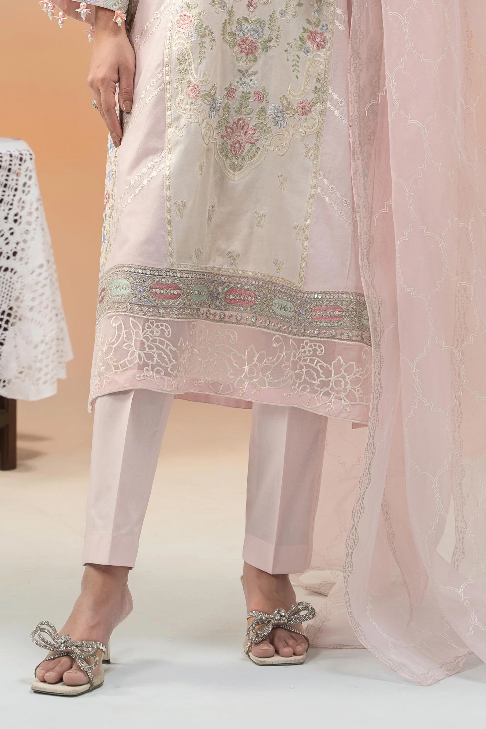 3 Piece Embroidered Lawn Suit - Image 4
