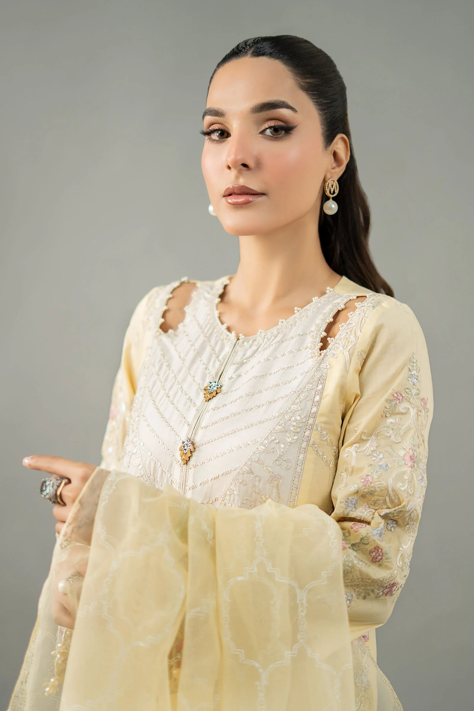 3 Piece Embroidered Lawn Suit - Image 2