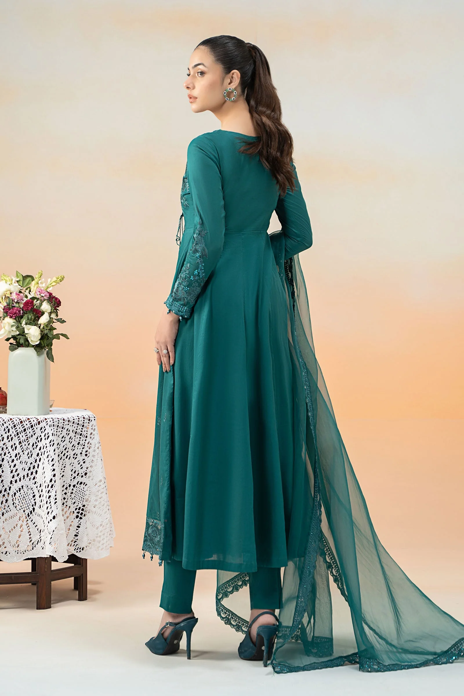 3 Piece Embroidered Lawn Suit - Image 8