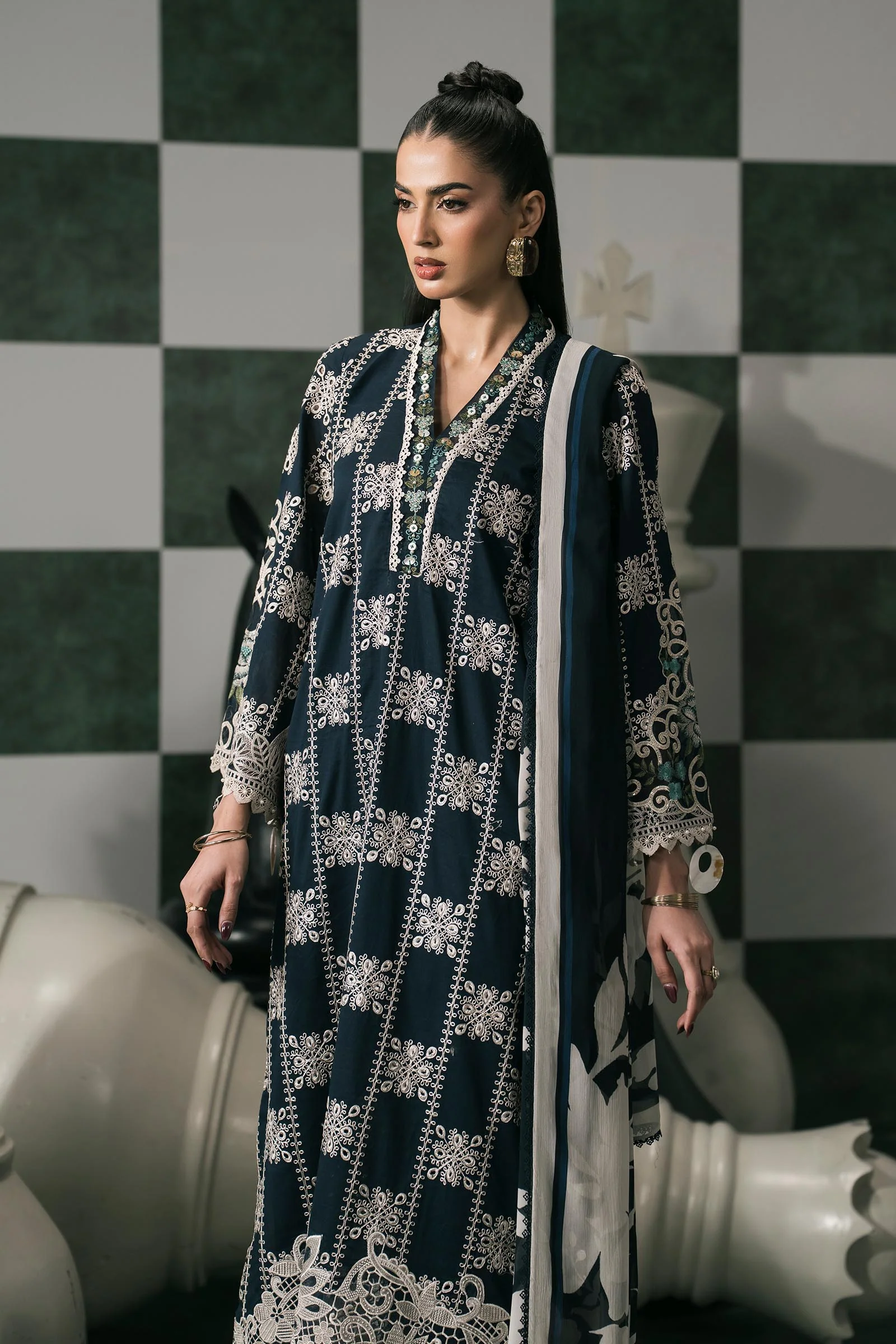 3 Piece Embroidered Lawn Suit - Image 4