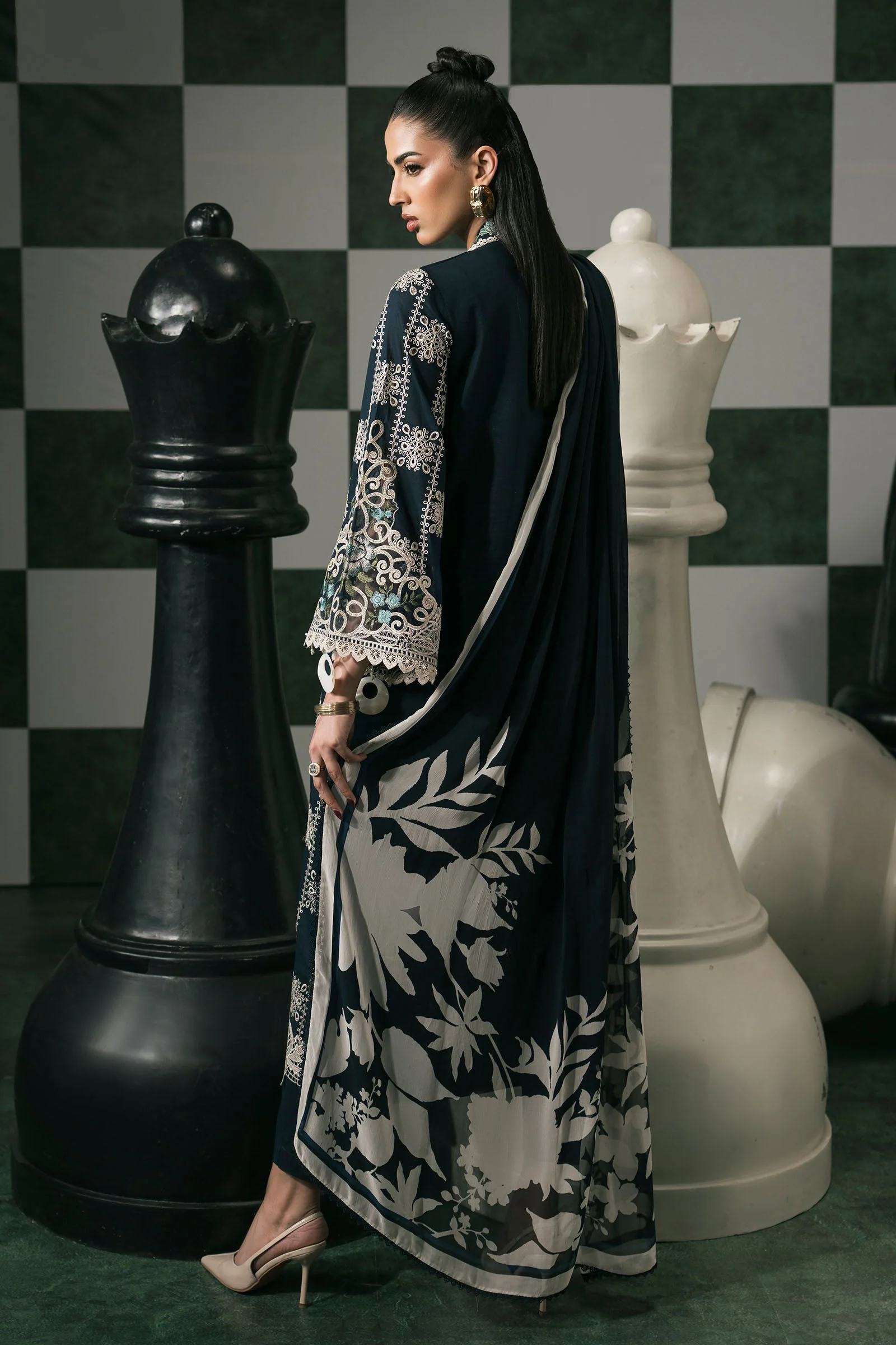3 Piece Embroidered Lawn Suit - Image 7