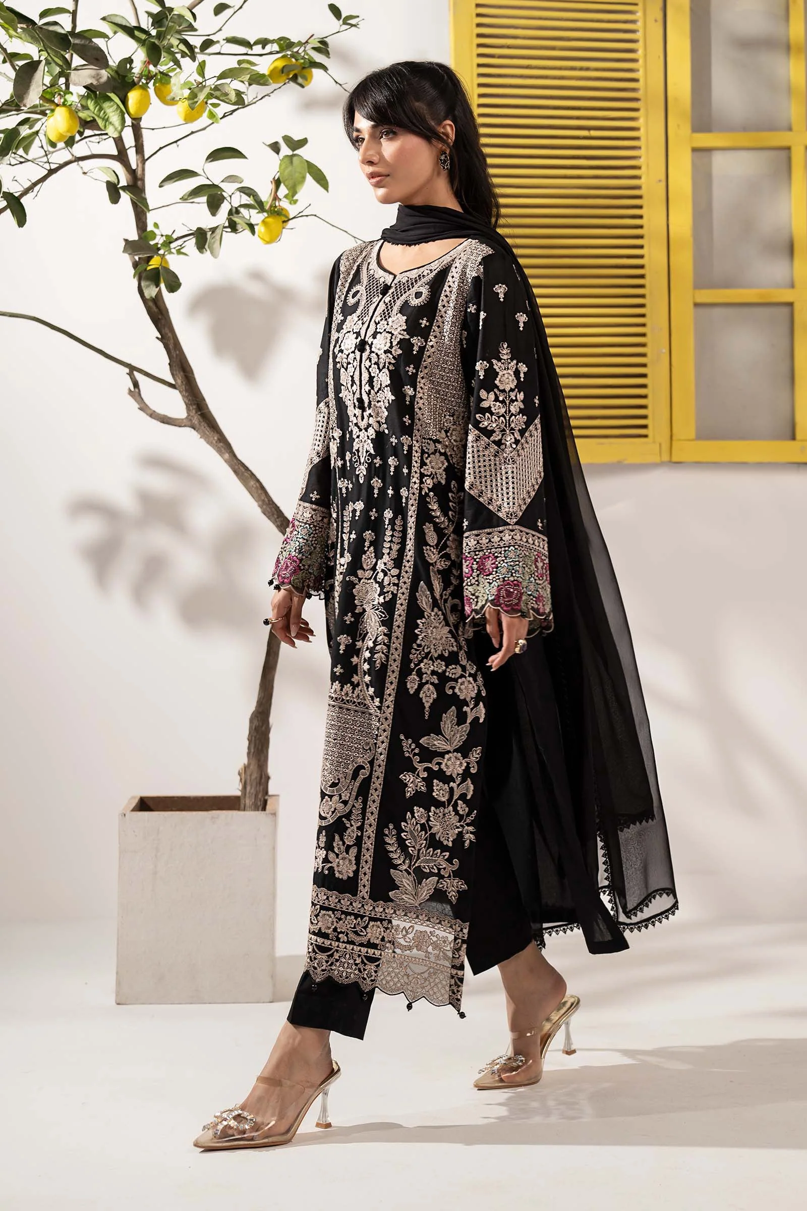 3 Piece Embroidered Lawn Suit - Image 5