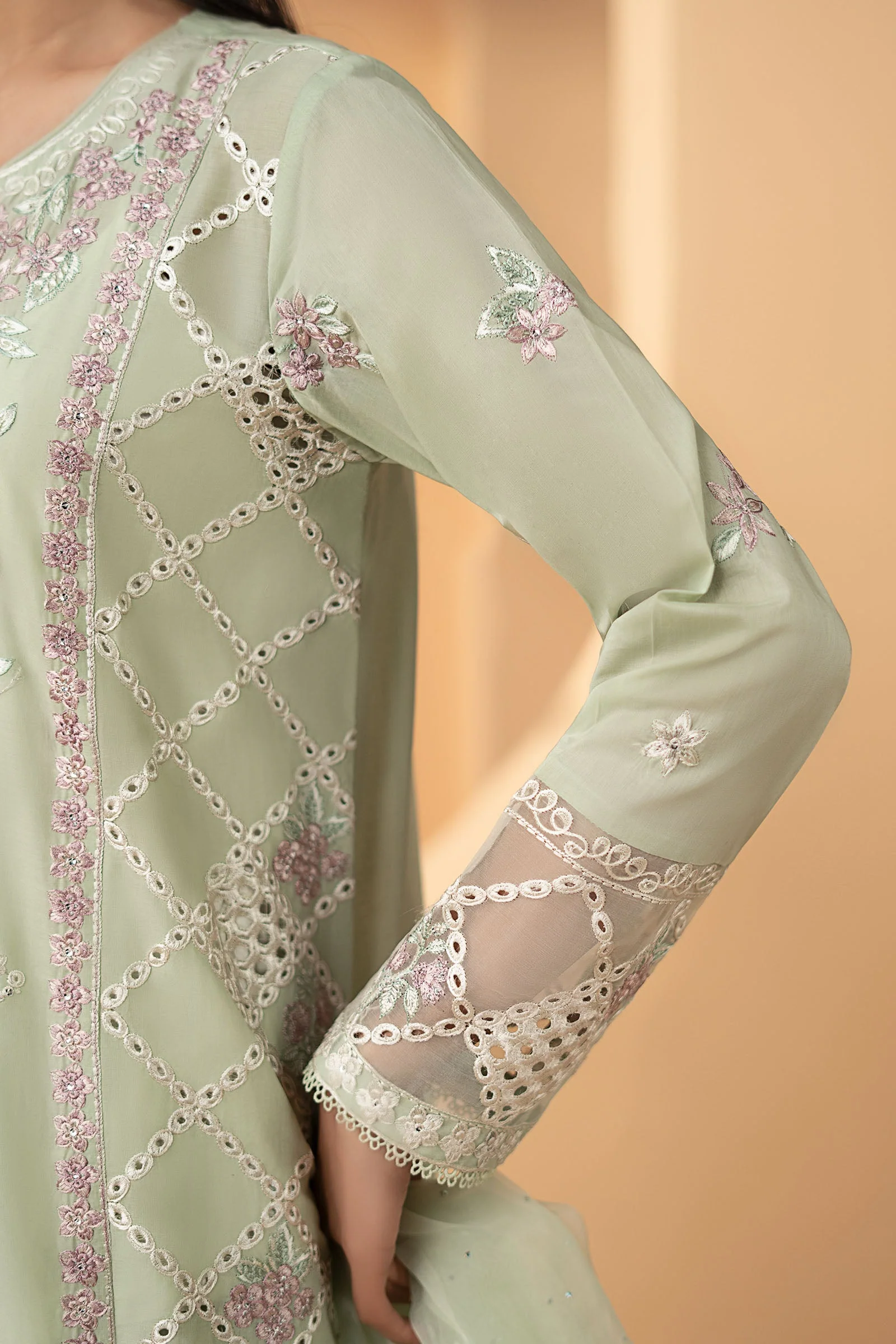 3 Piece Embroidered Lawn Suit - Image 4