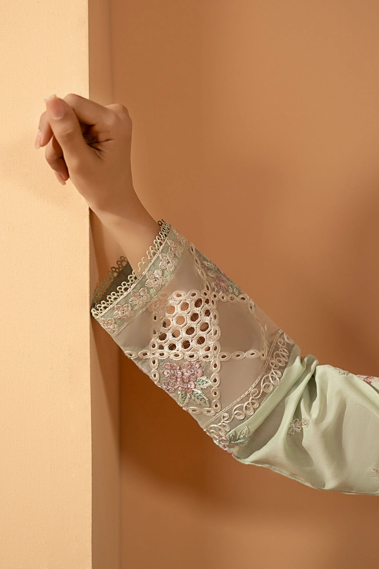 3 Piece Embroidered Lawn Suit - Image 5