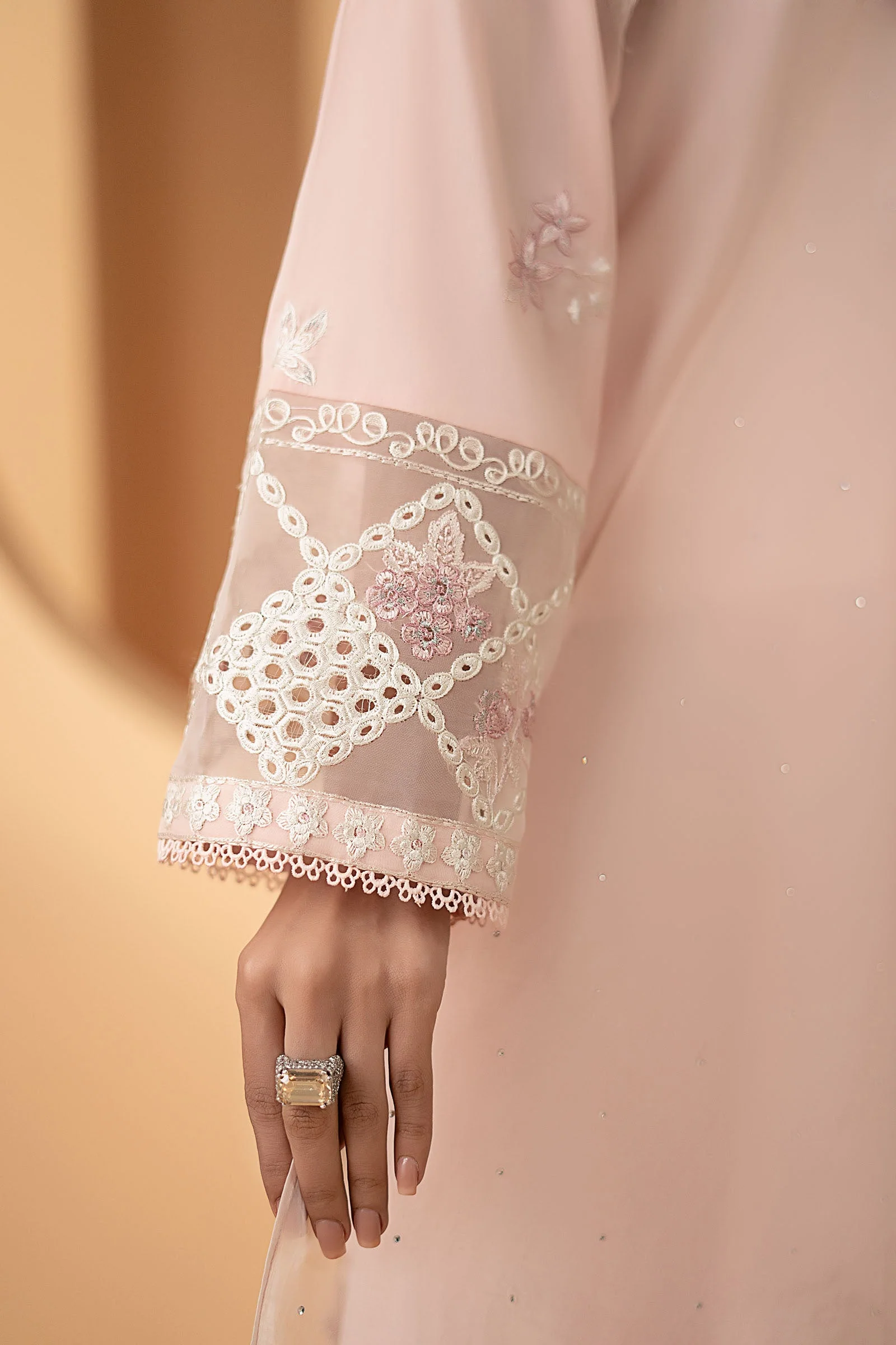 3 Piece Embroidered Lawn Suit - Image 4