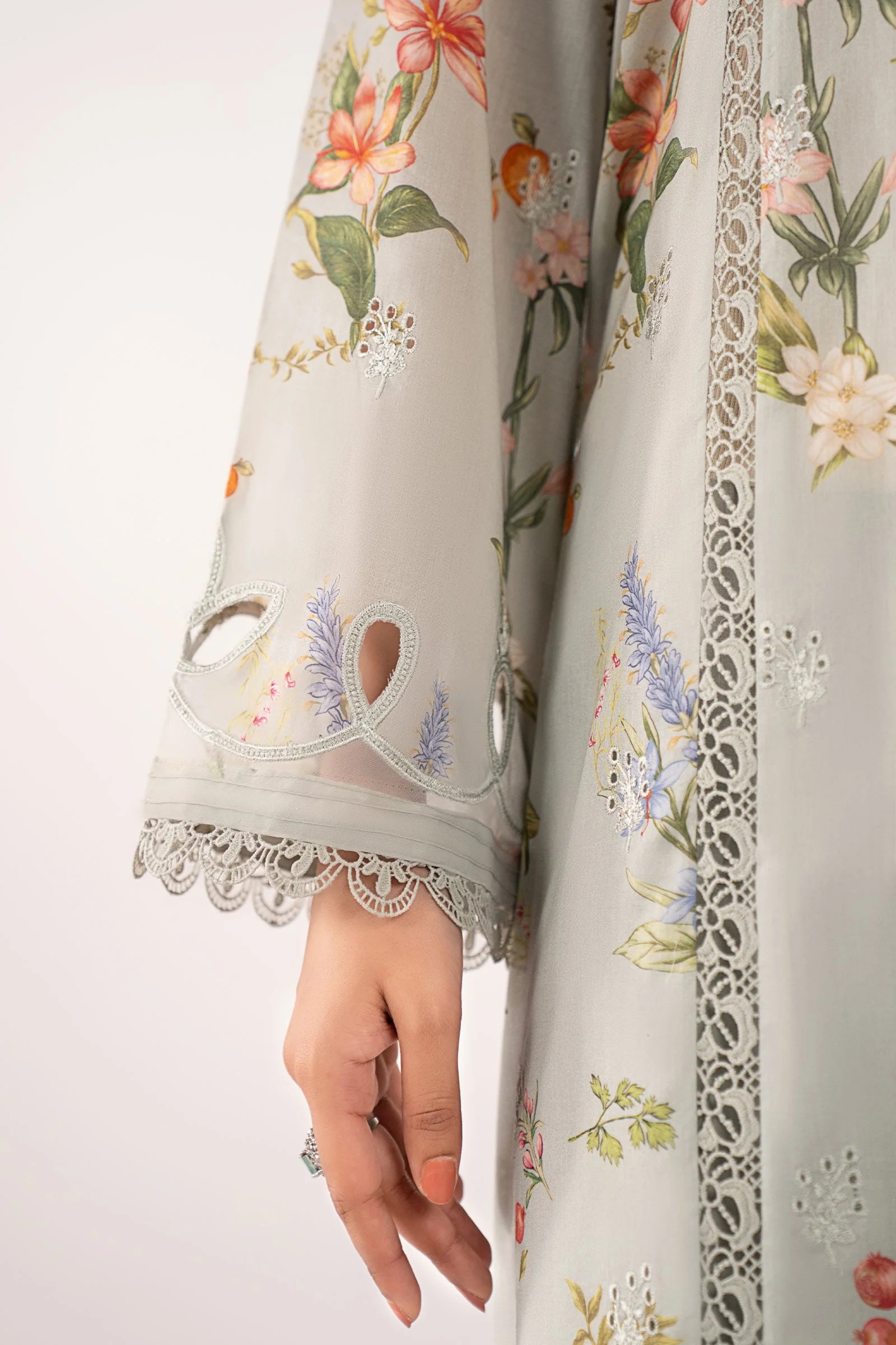 3 Piece Embroidered Lawn Suit - Image 5
