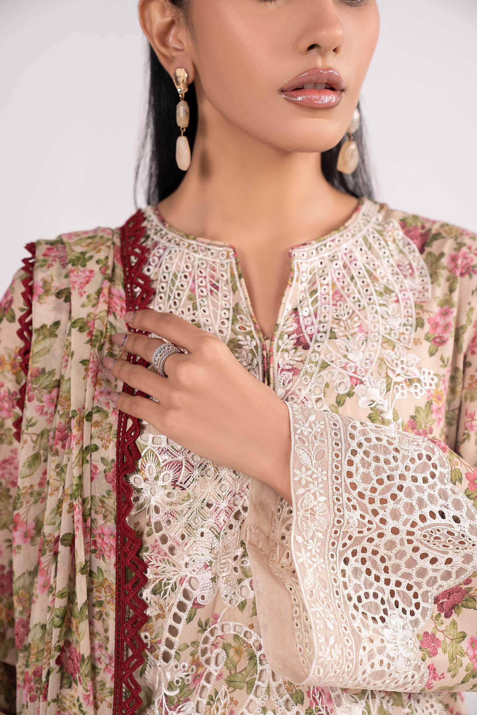 3 Piece Embroidered Lawn Suit - Image 4