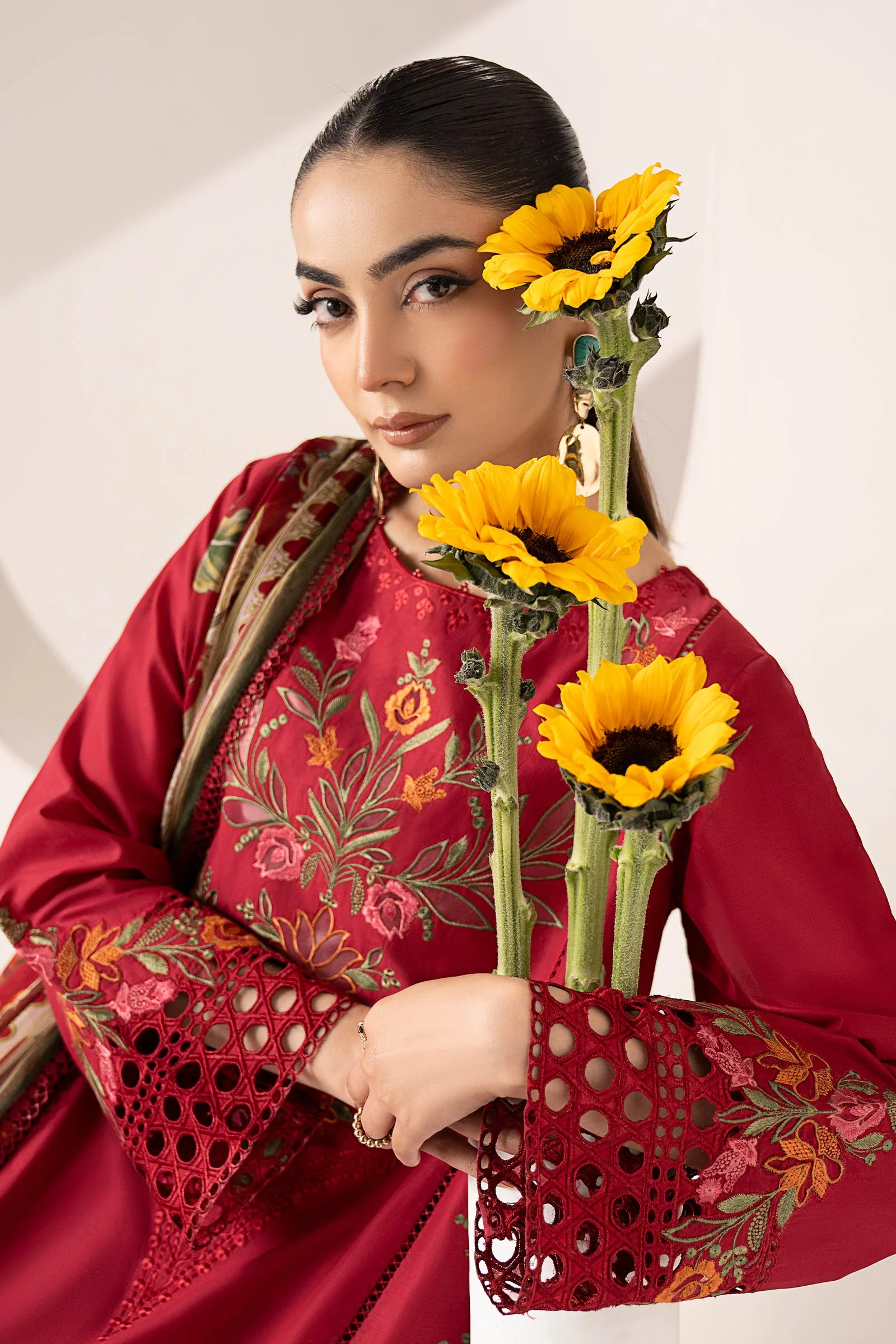 3 Piece Embroidered Lawn Suit - Image 2
