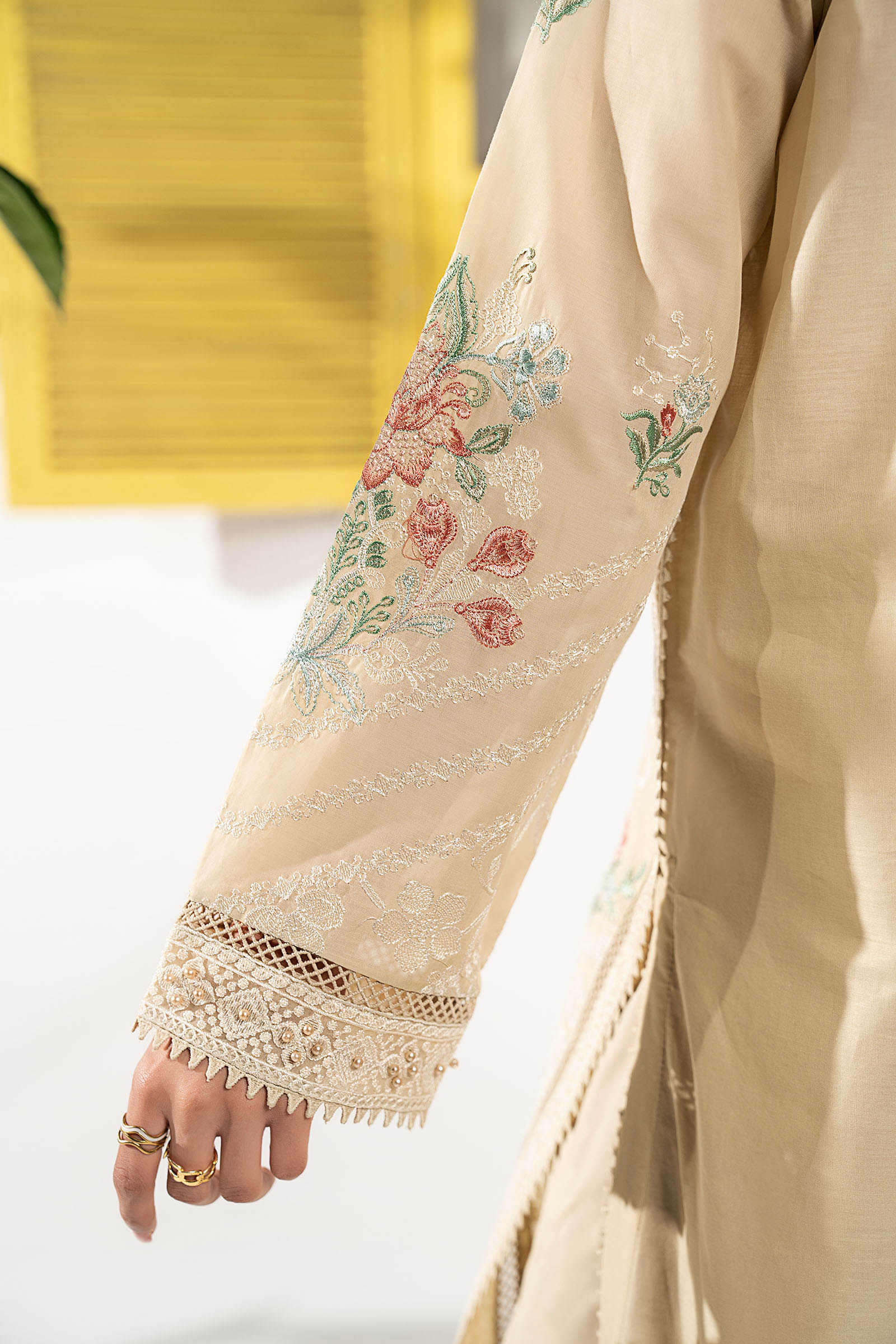 3 Piece Embroidered Lawn Suit - Image 4