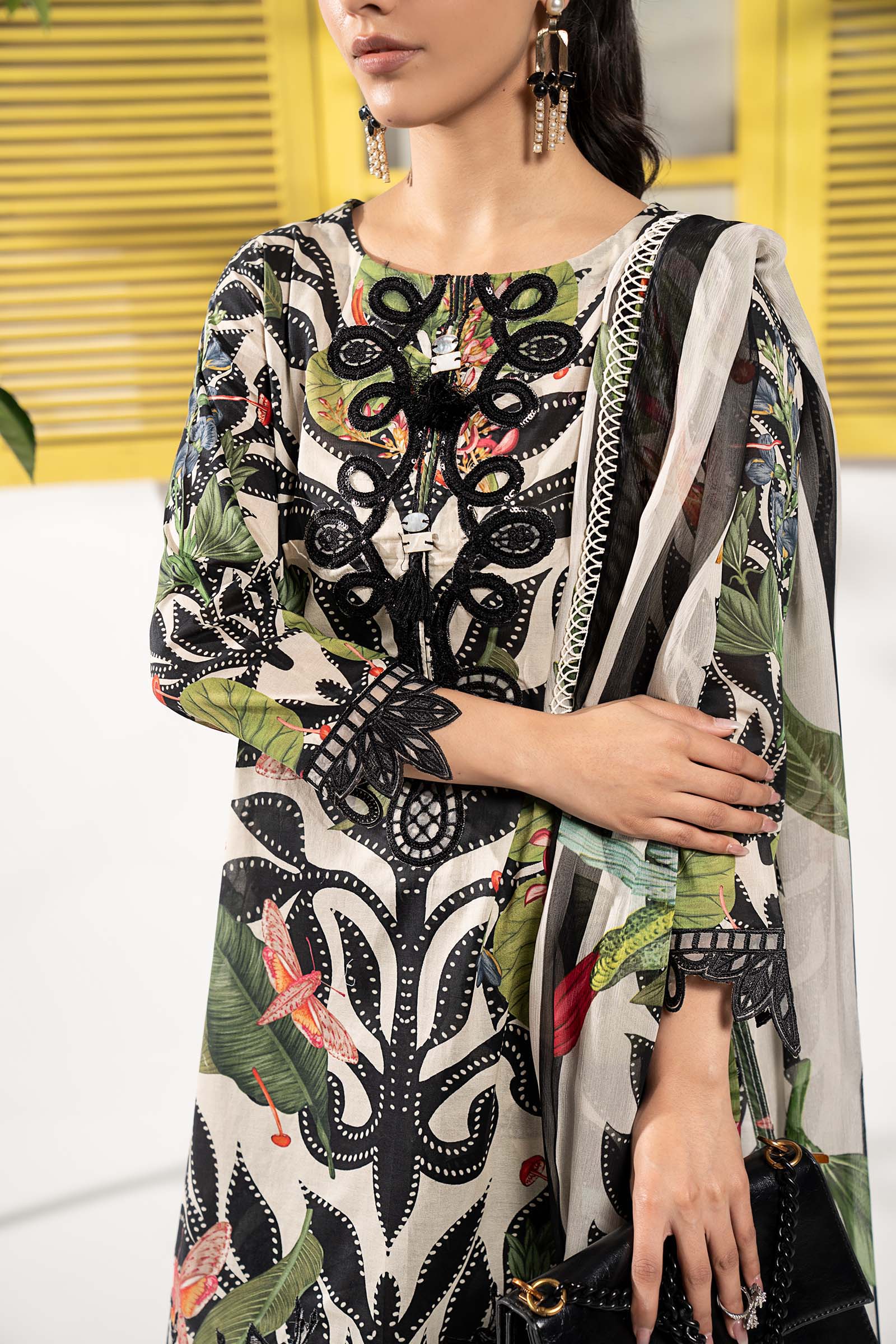 3 Piece Embroidered Lawn Suit - Image 4