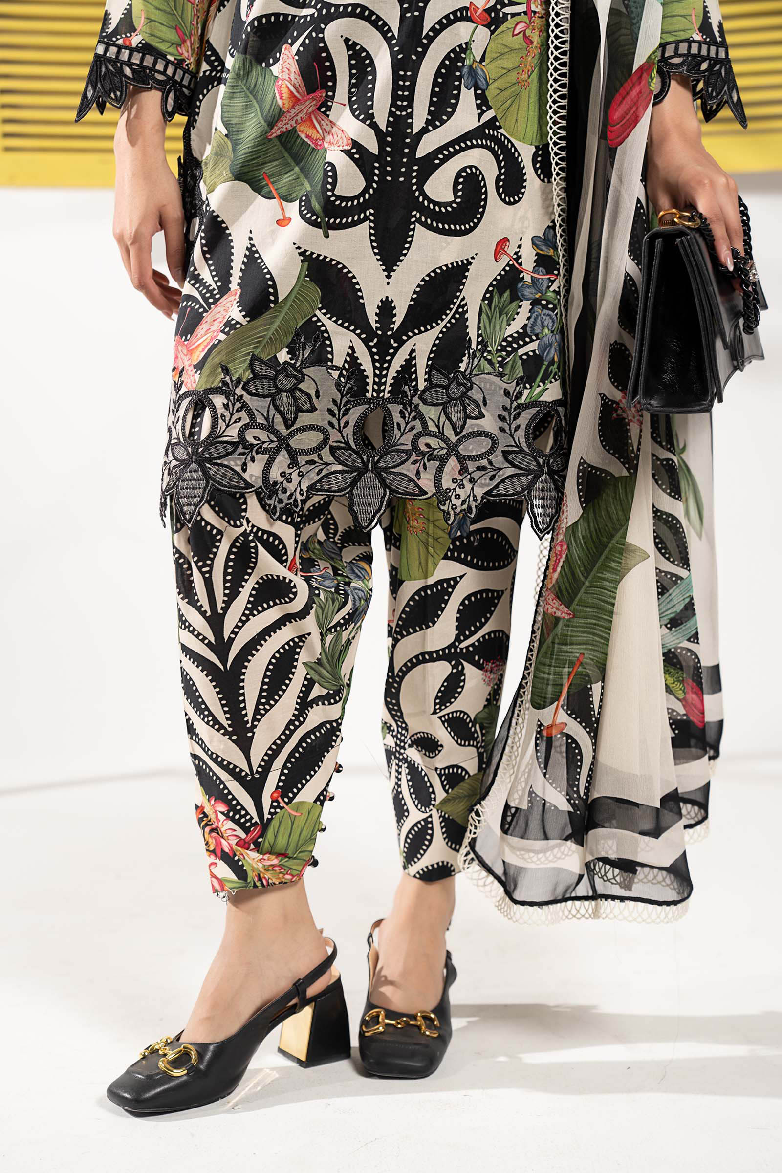 3 Piece Embroidered Lawn Suit - Image 5