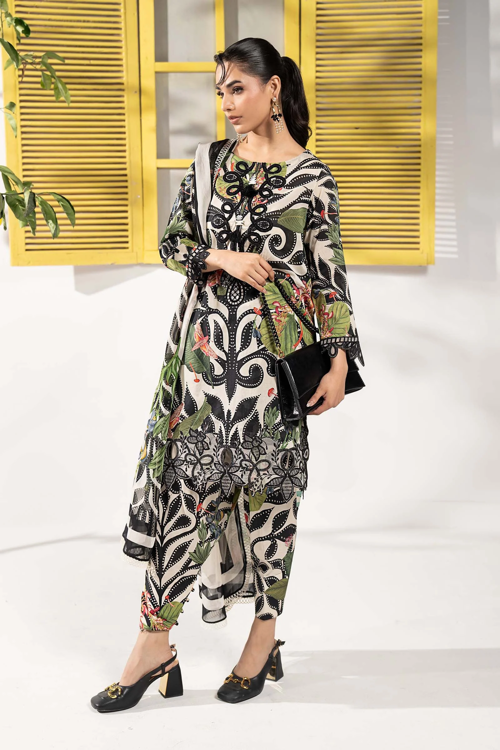 3 Piece Embroidered Lawn Suit - Image 7