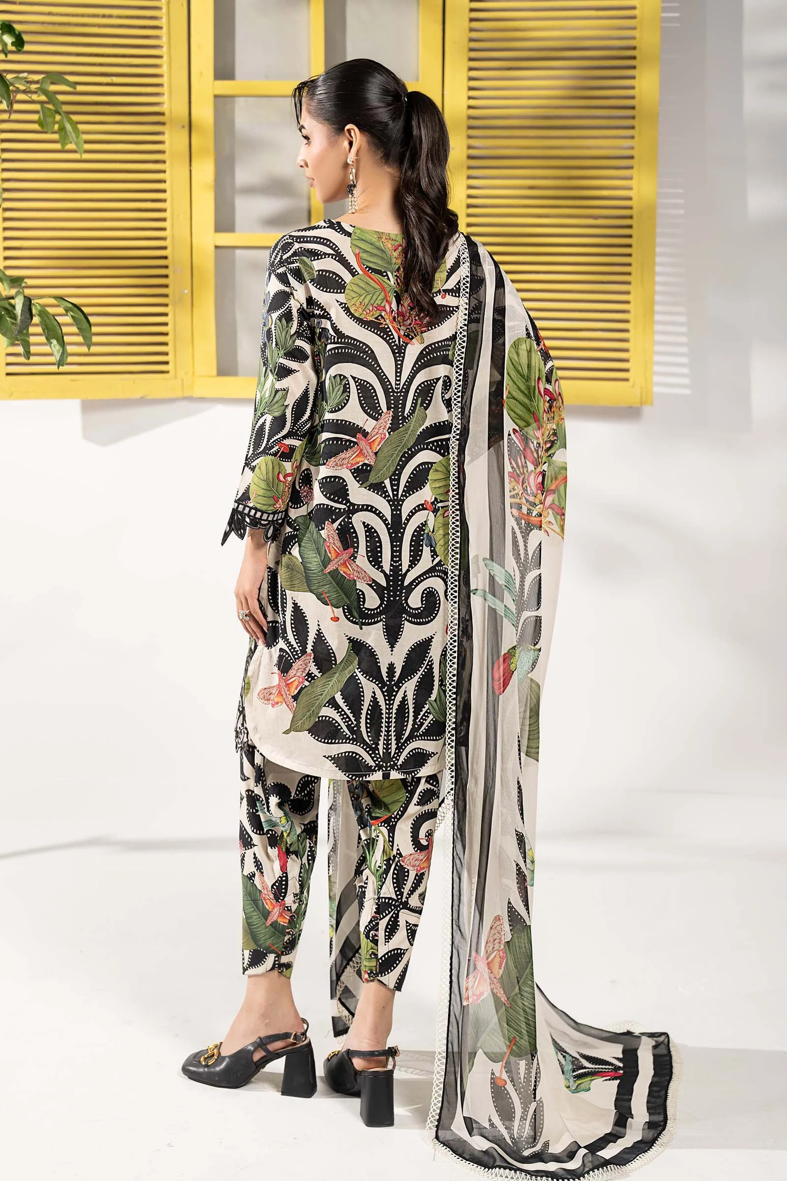 3 Piece Embroidered Lawn Suit - Image 8
