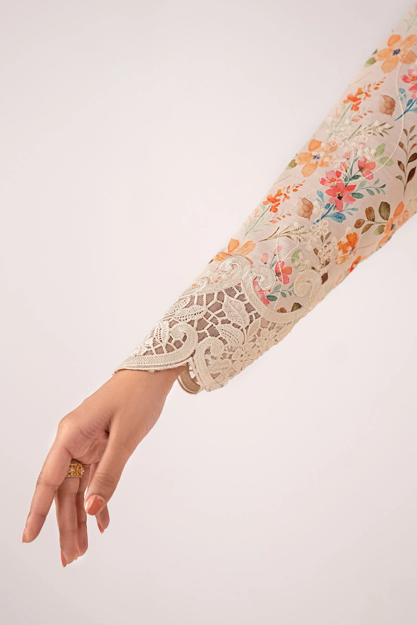3 Piece Embroidered Lawn Suit - Image 6