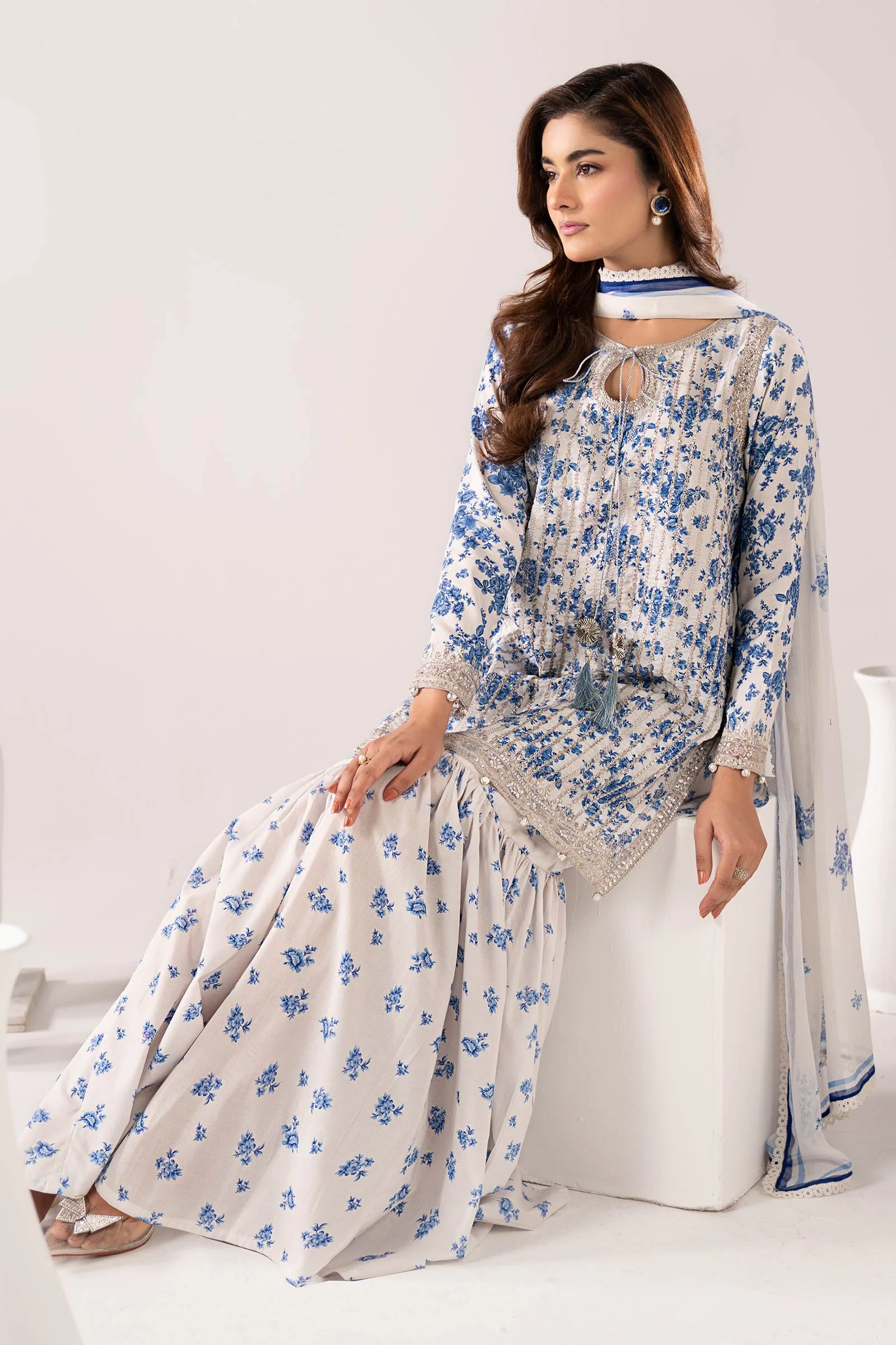 3 Piece Embroidered Lawn Suit - Image 2