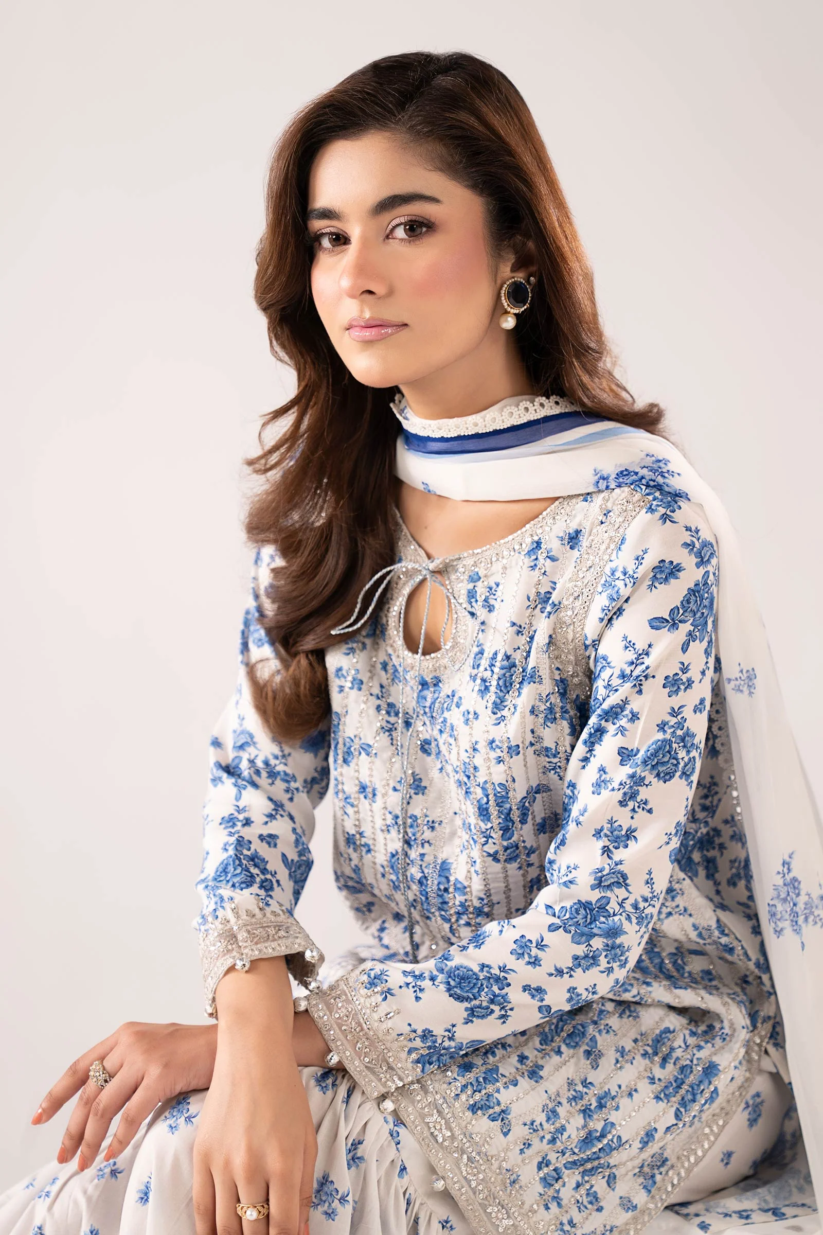 3 Piece Embroidered Lawn Suit - Image 3