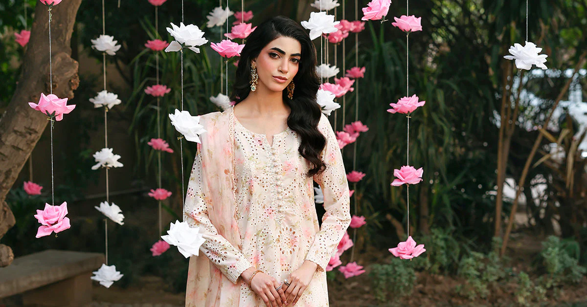 3 Piece Embroidered Lawn Suit - Image 5
