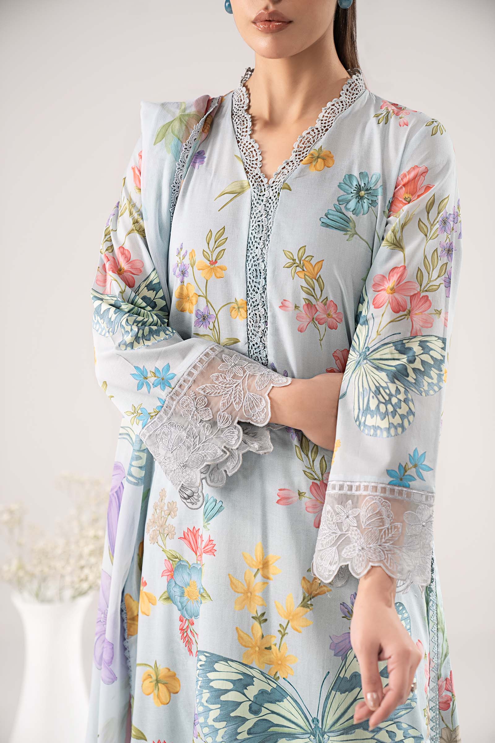 3 Piece Embroidered Lawn Suit - Image 3
