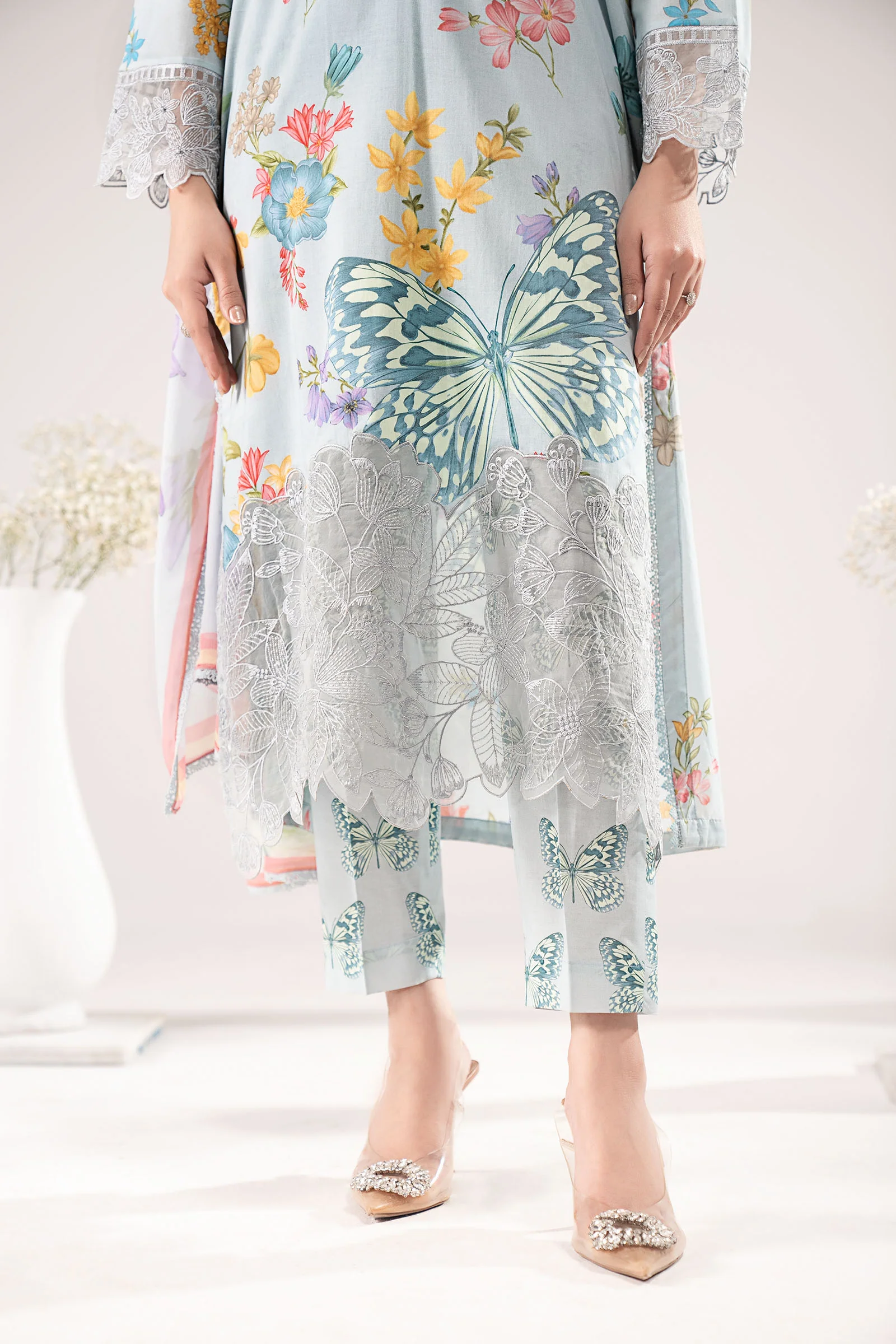 3 Piece Embroidered Lawn Suit - Image 4