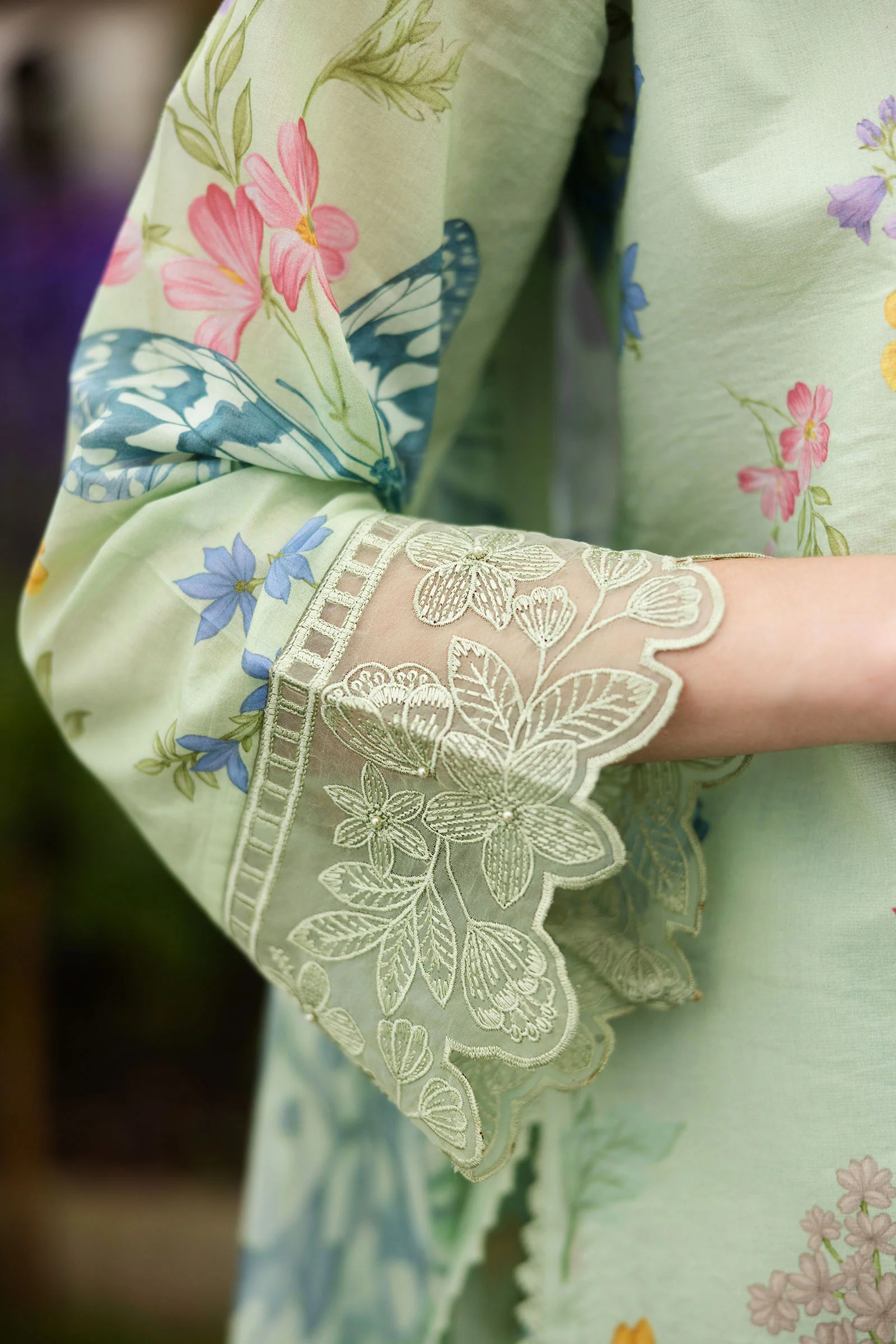 3 Piece Embroidered Lawn Suit - Image 4