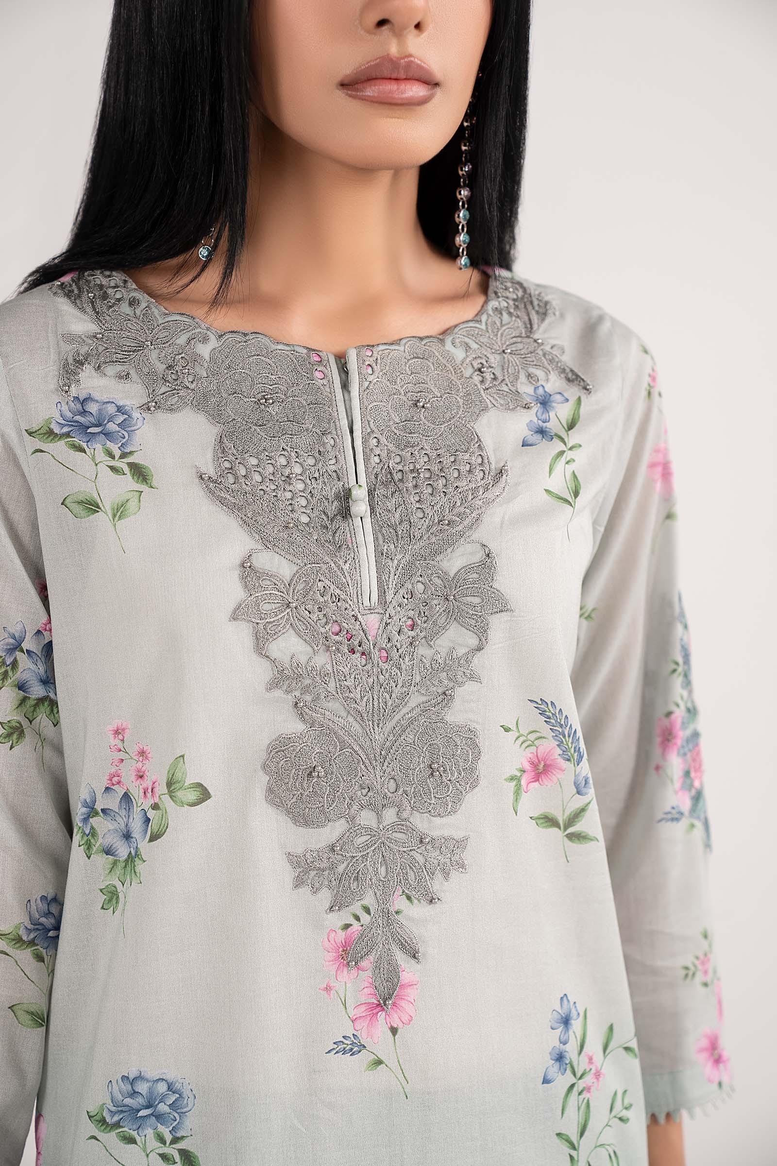 3 Piece Embroidered Lawn Suit - Image 3