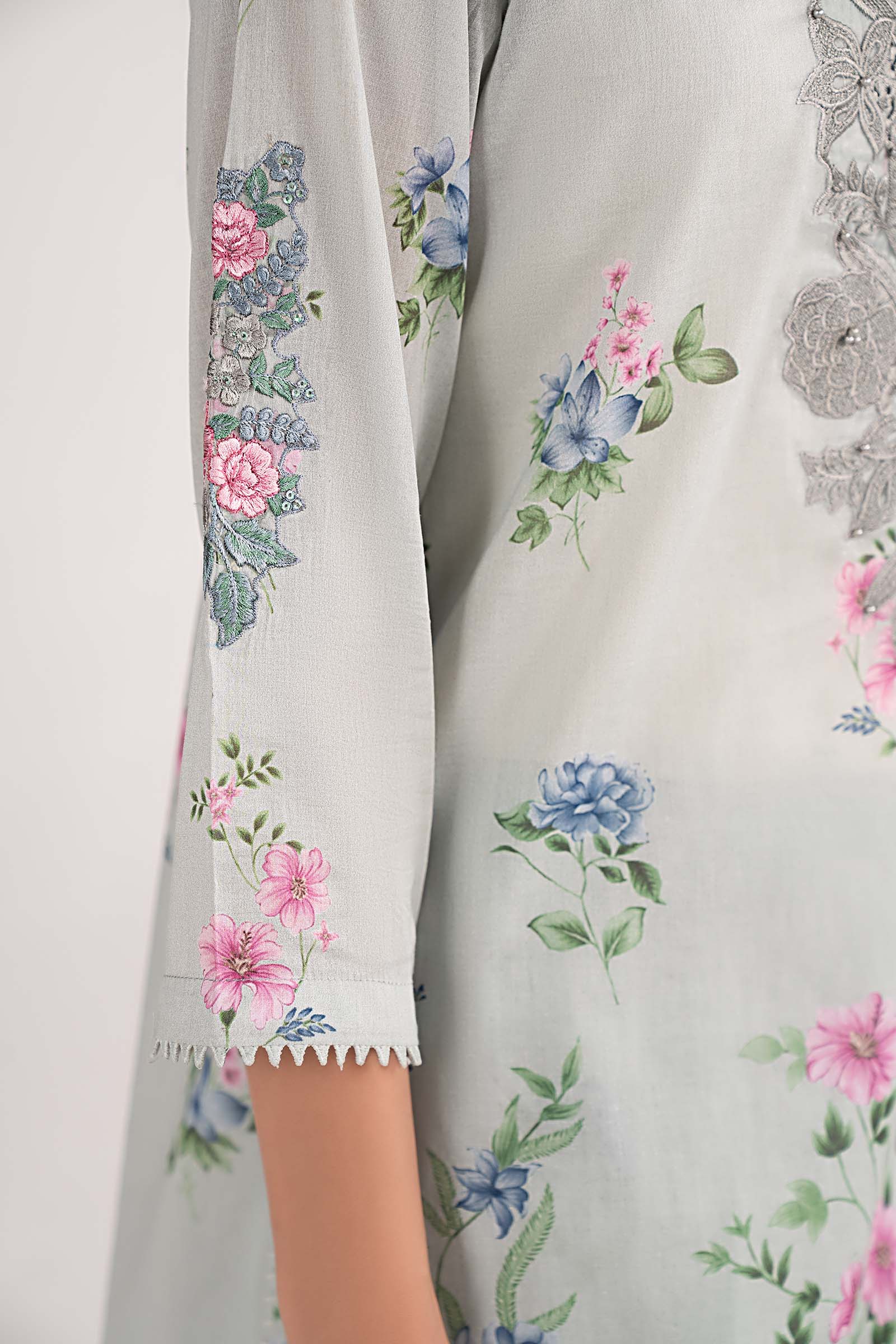 3 Piece Embroidered Lawn Suit - Image 4