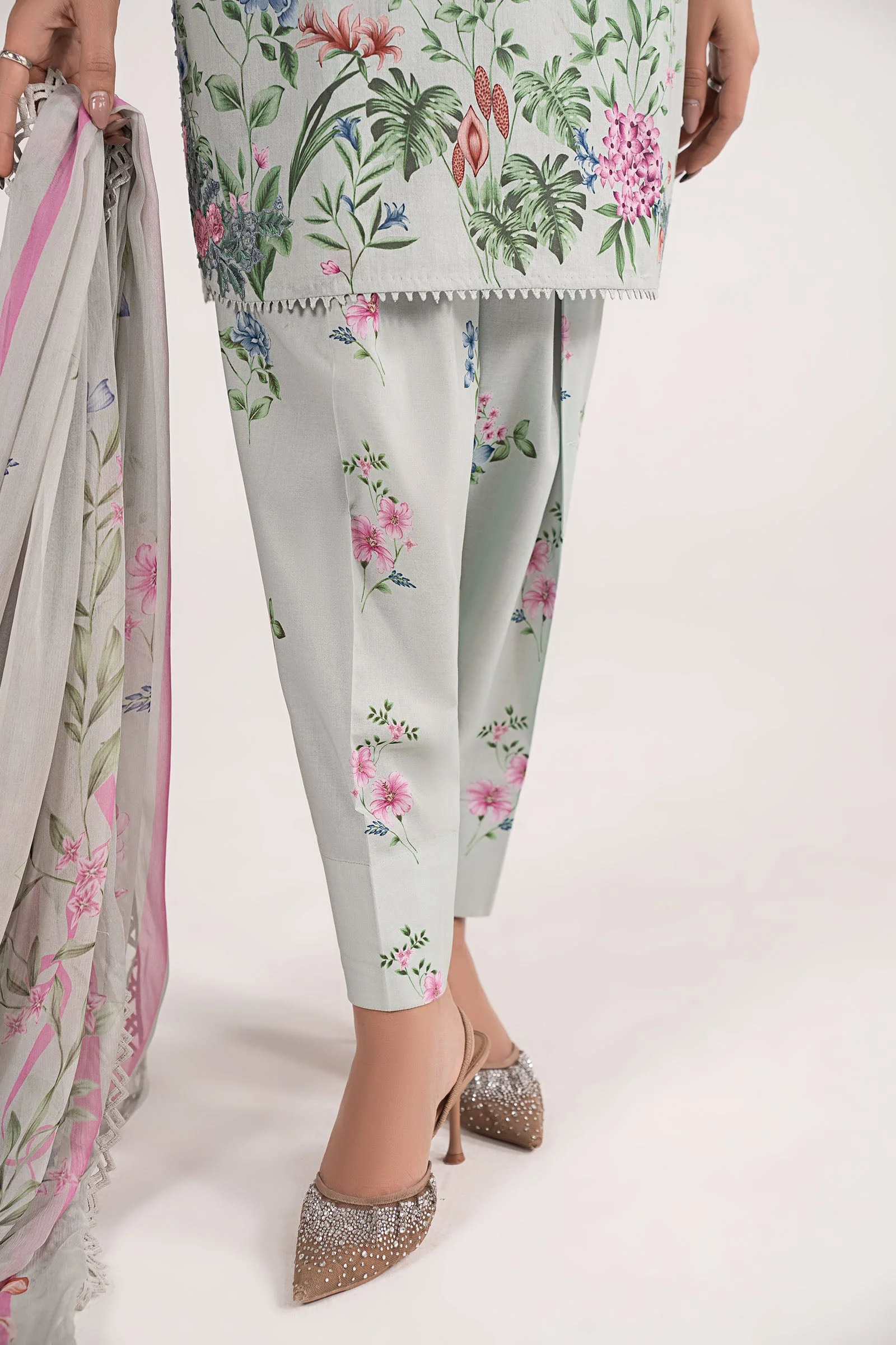 3 Piece Embroidered Lawn Suit - Image 5
