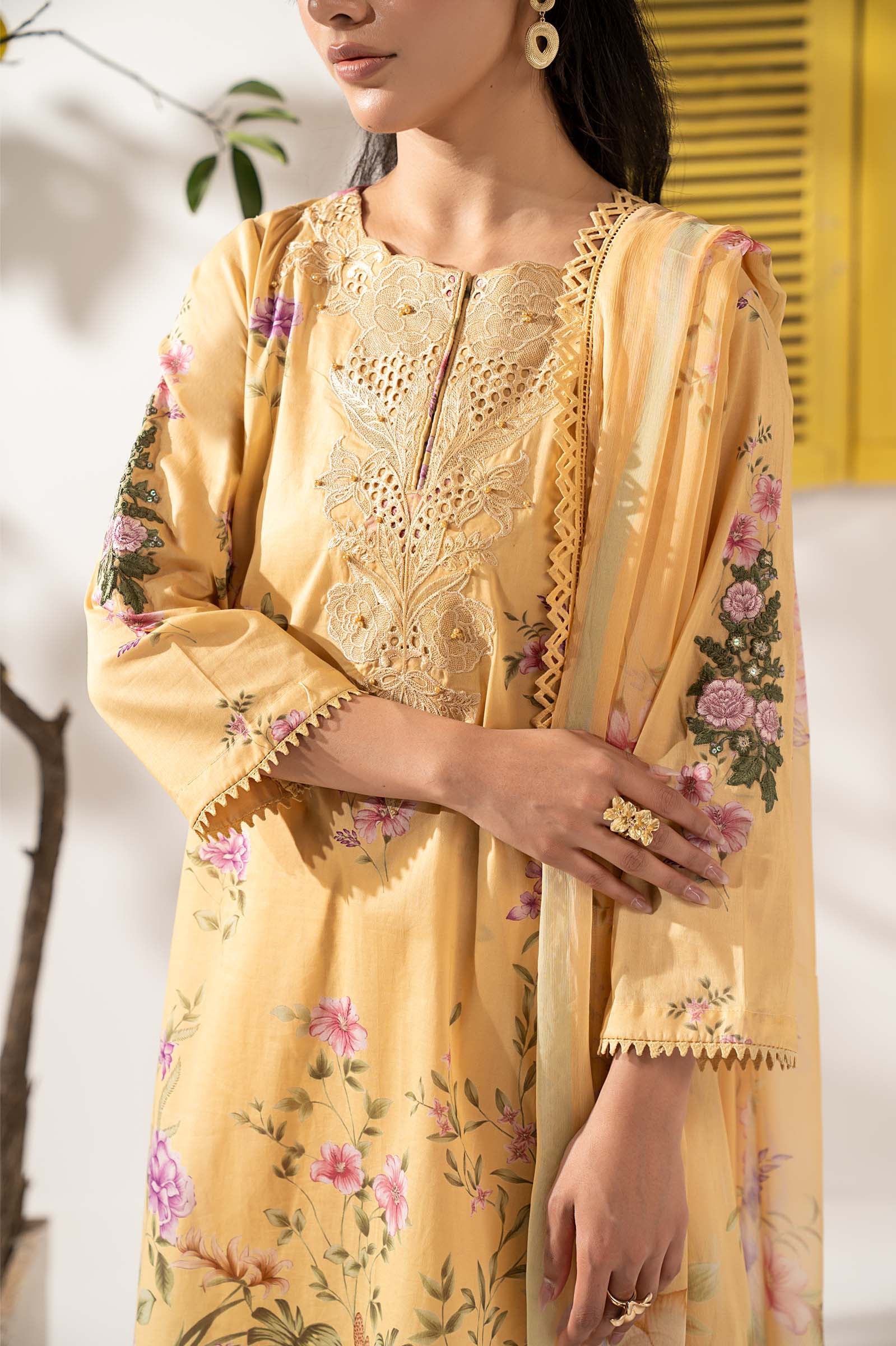 3 Piece Embroidered Lawn Suit - Image 3