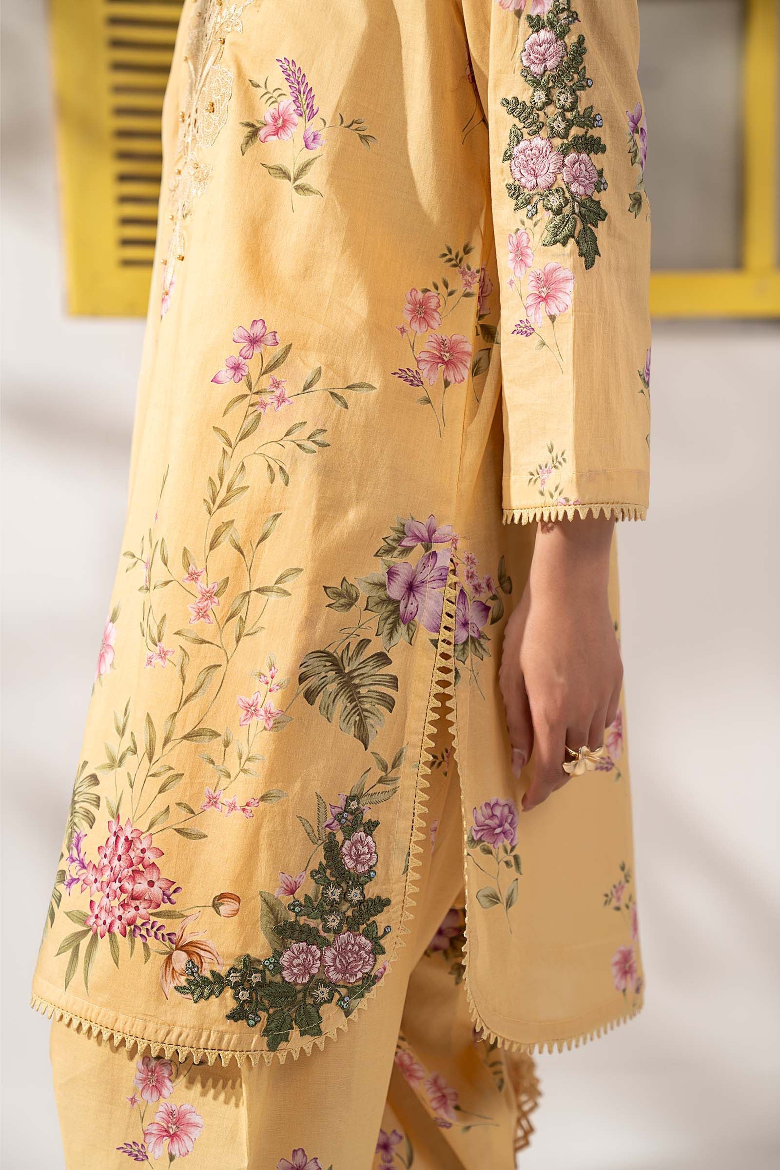 3 Piece Embroidered Lawn Suit - Image 4