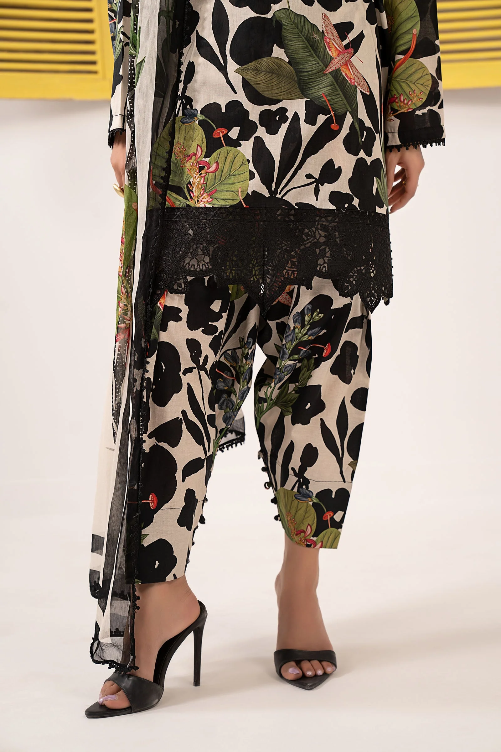 3 Piece Embroidered Lawn Suit - Image 4