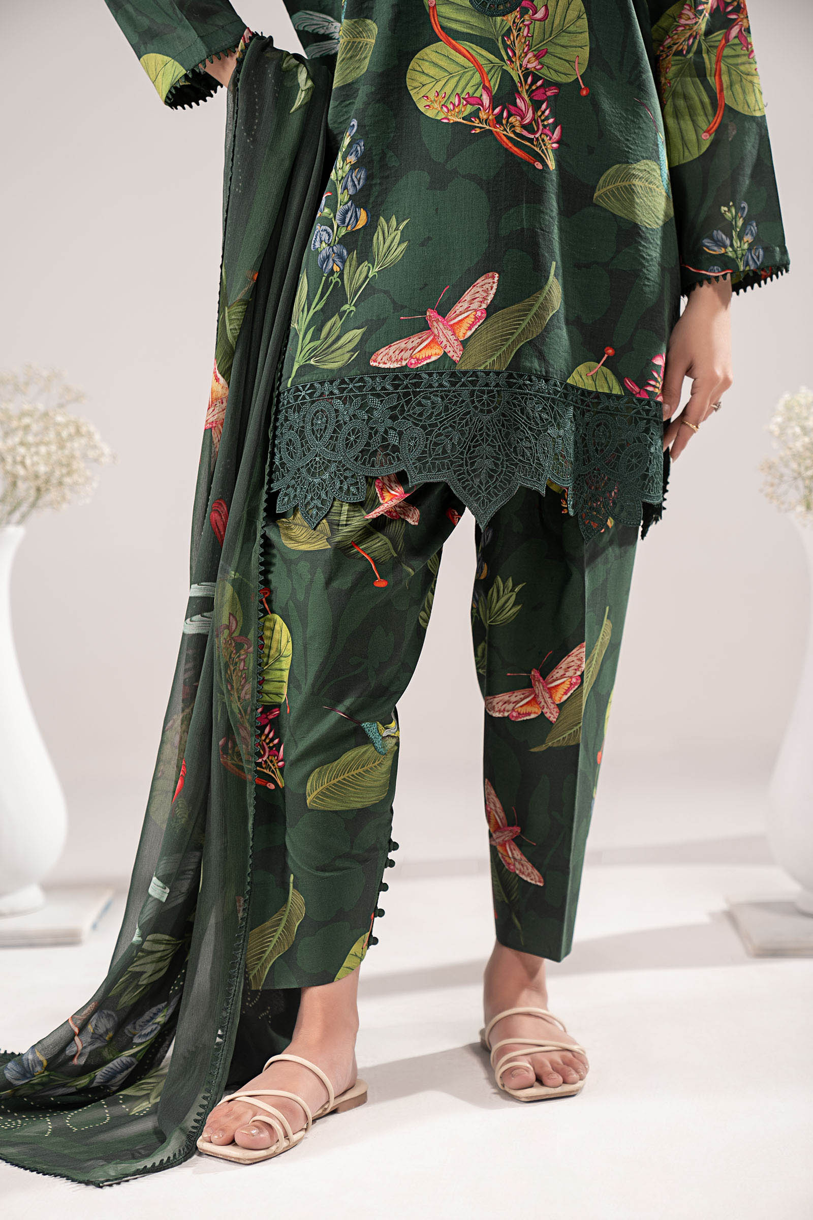 3 Piece Embroidered Lawn Suit - Image 4