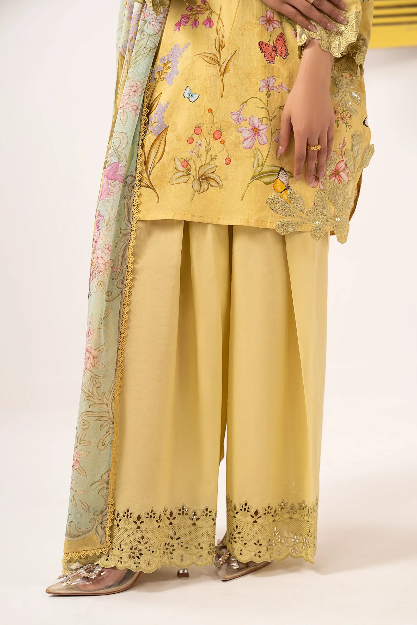 3 Piece Embroidered Lawn Suit - Image 5